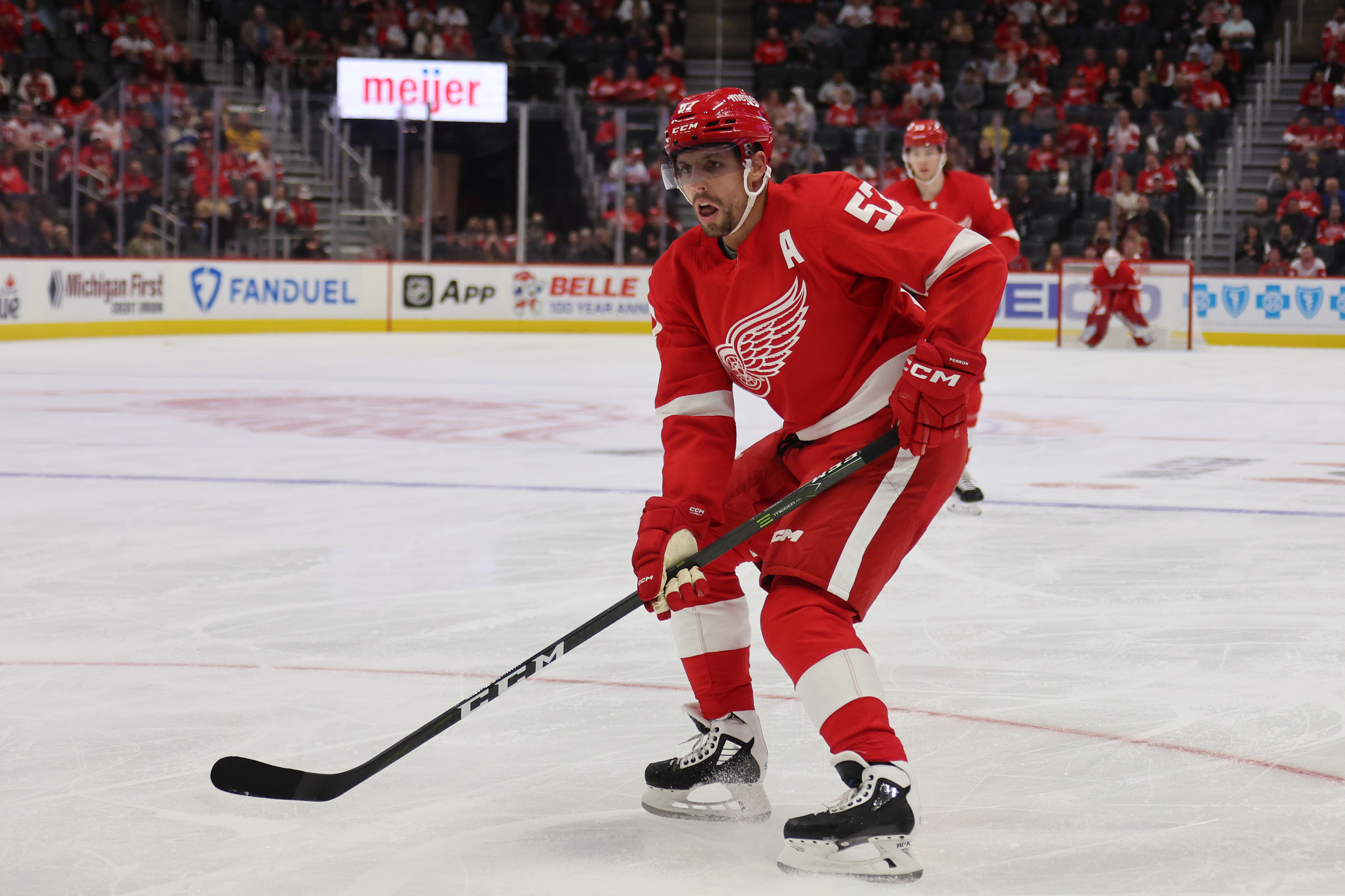 Brendan Shanahan of the Detroit Red Wings skates into position during  News Photo - Getty Images