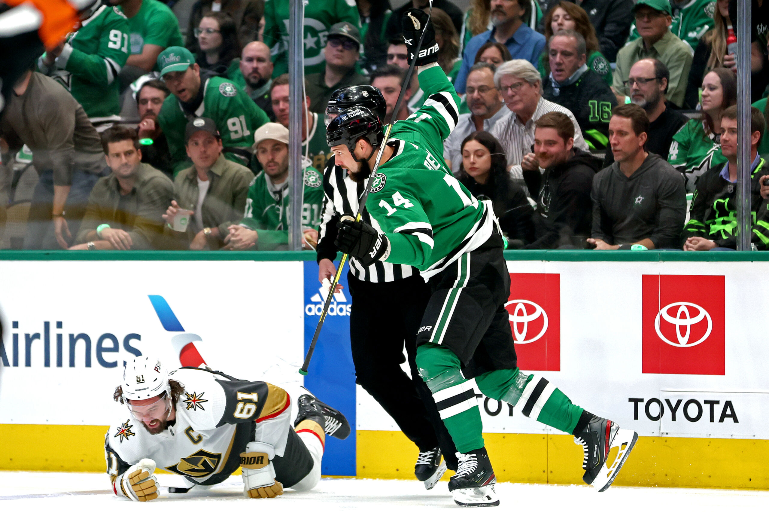 Jamie Benn's cross-check reminds Red Wings fans of hit to Dylan Larkin