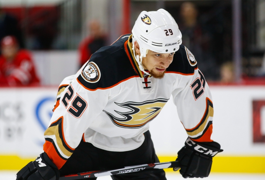 Ducks sign right wing Chris Stewart to 1-year deal