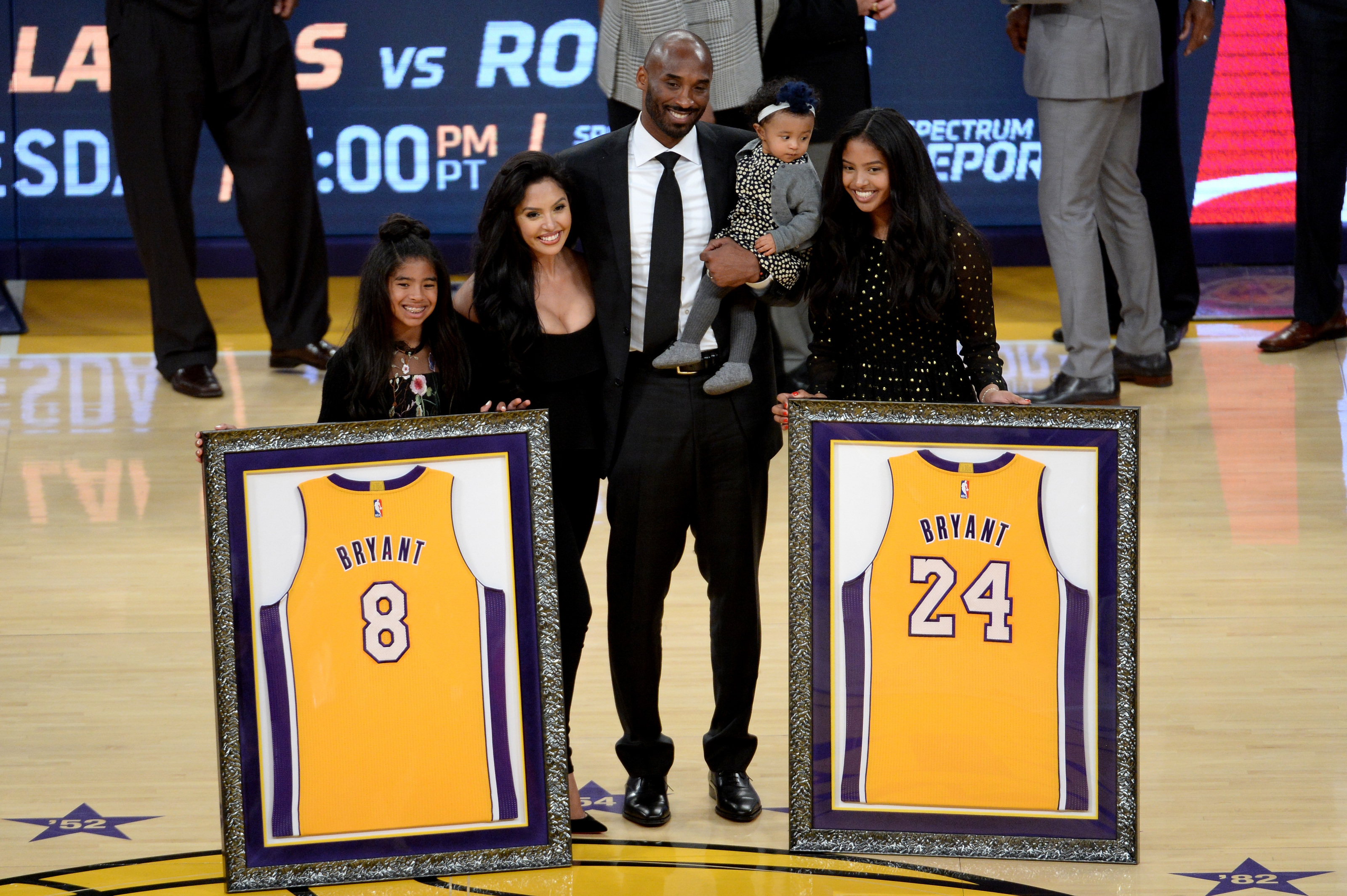 Shaquille O'Neal and Kobe Bryant of the Los Angeles Lakers pose with  News Photo - Getty Images