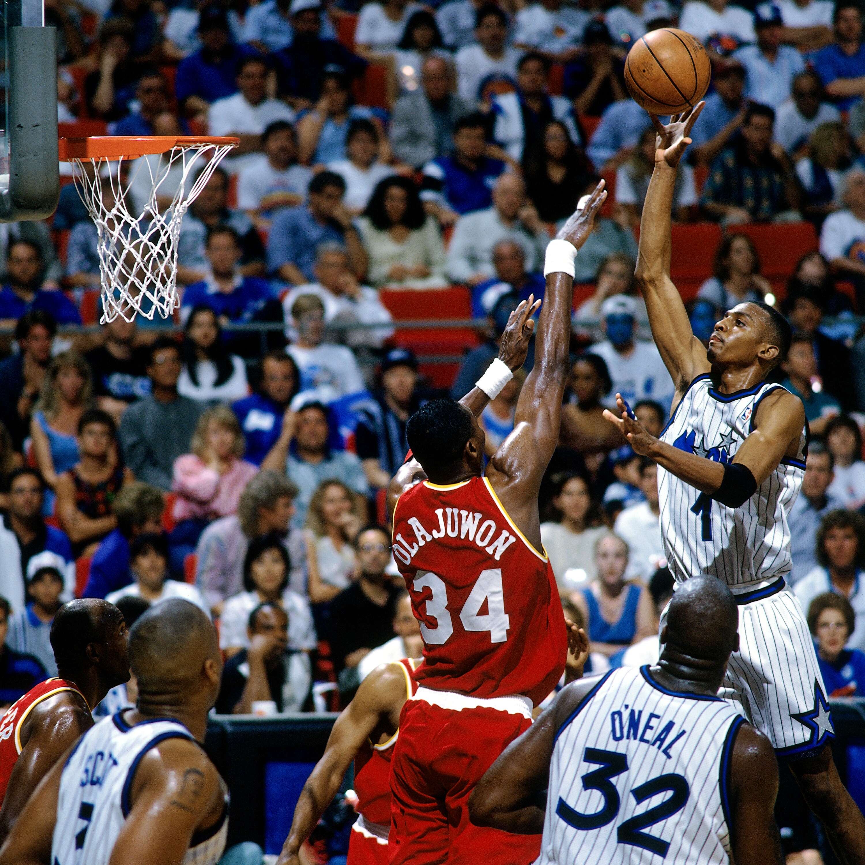 Anfernee Penny Hardaway of the Orlando Magic passes the ball News  Photo - Getty Images