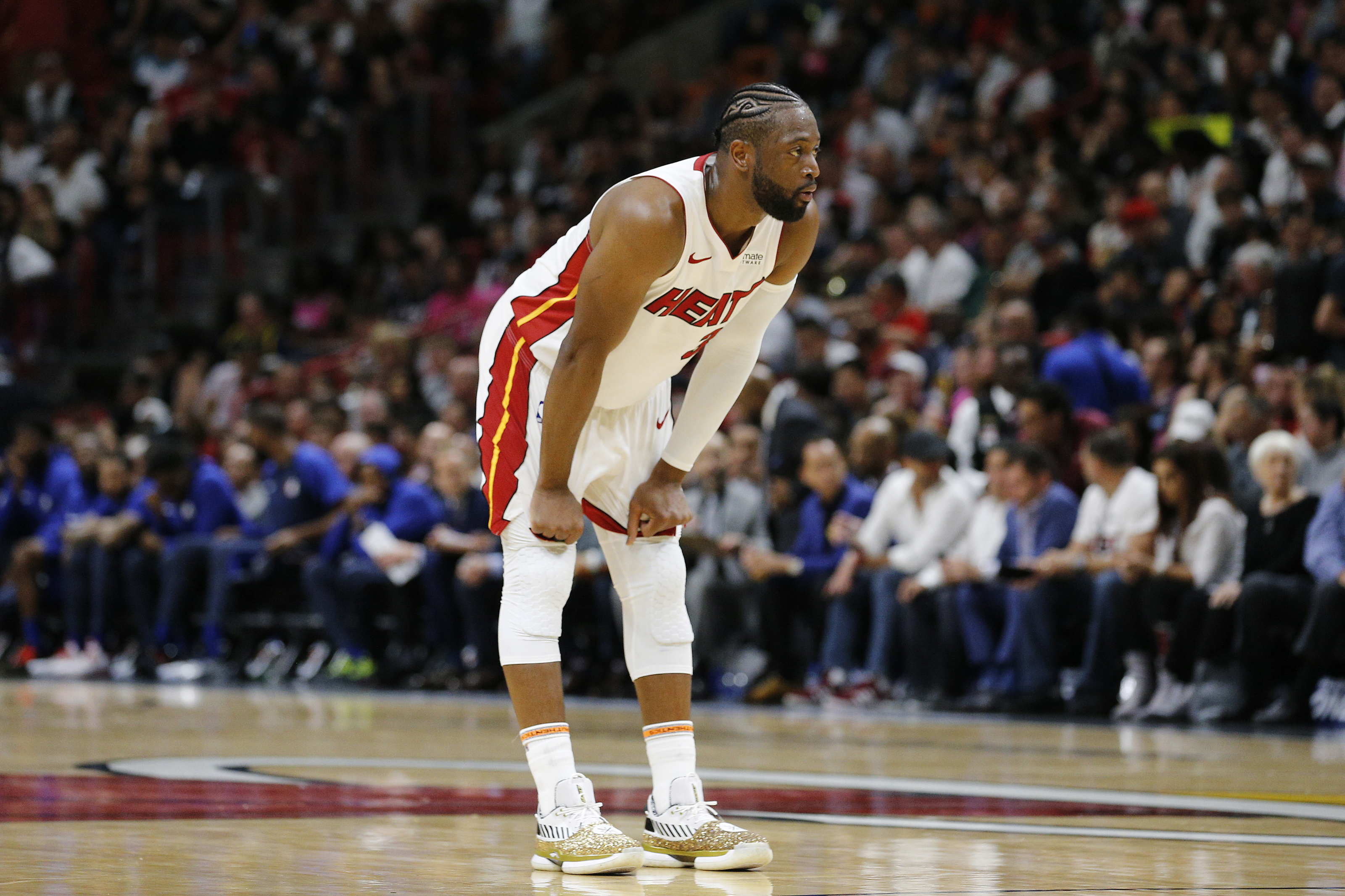 Dwyane Wade gets huge ovation in first game back with Heat