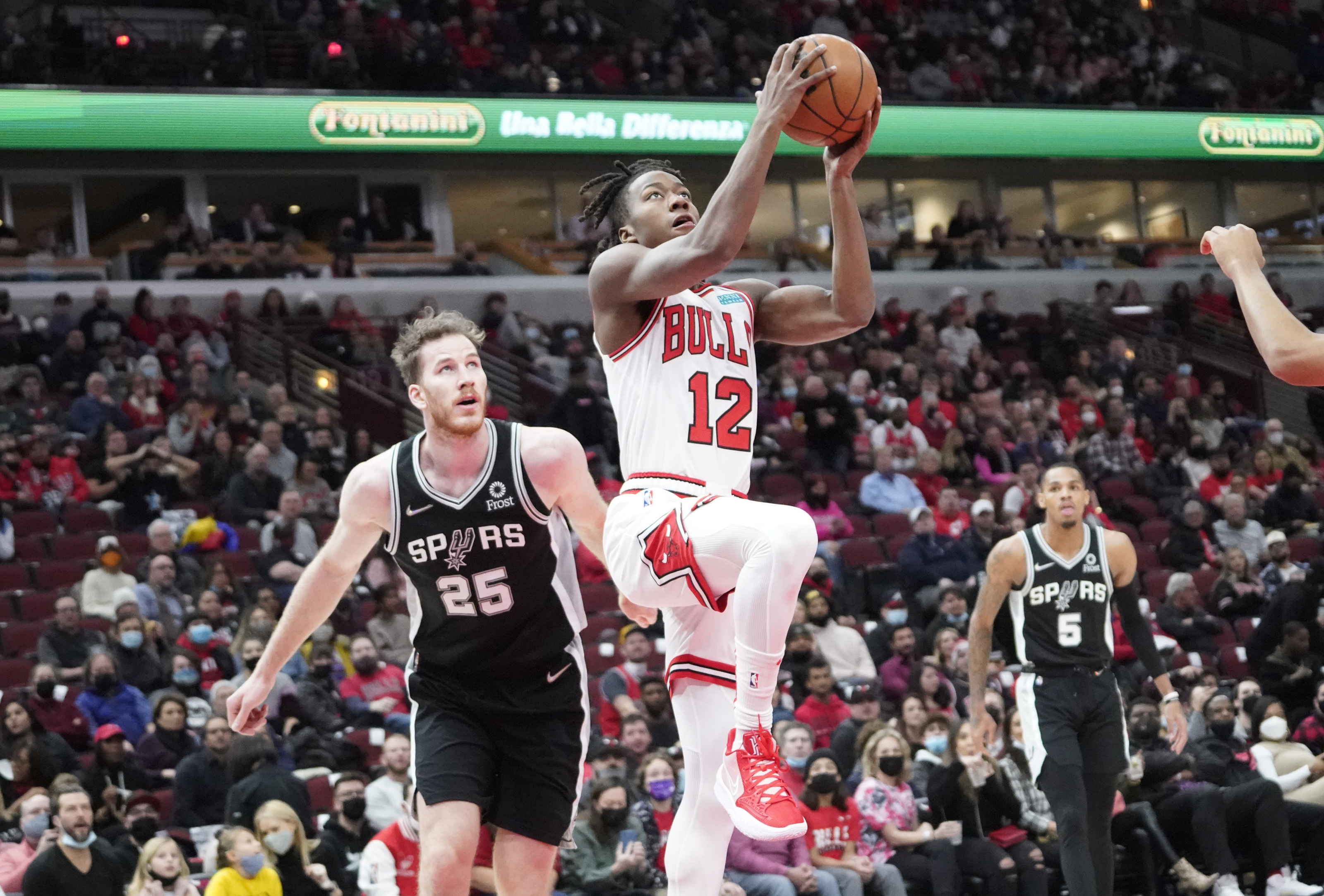 Ayo Dosunmu earns starting point guard spot to begin Bulls' season