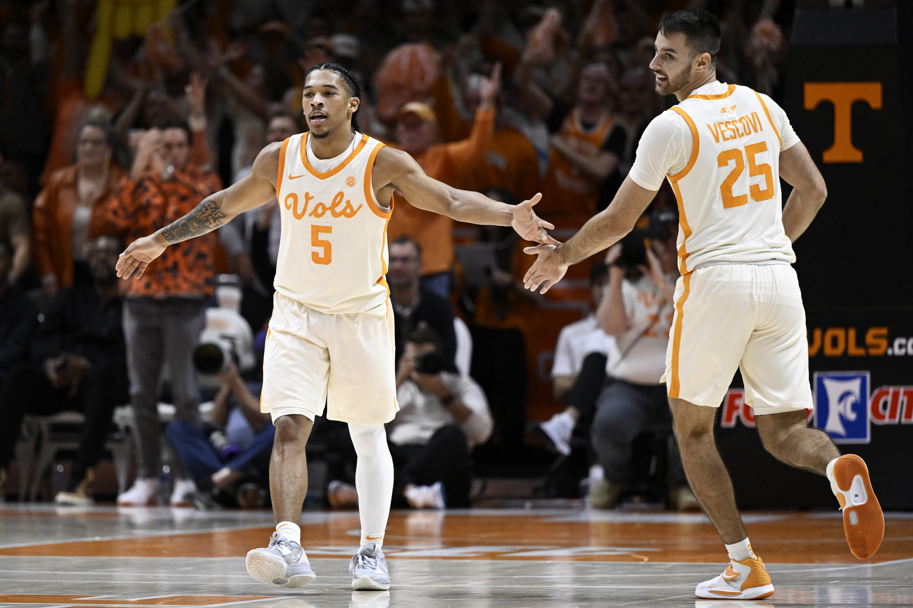 Tennessee vs Alabama Line, Prediction, TV Channel and Live Stream for SEC Basketball