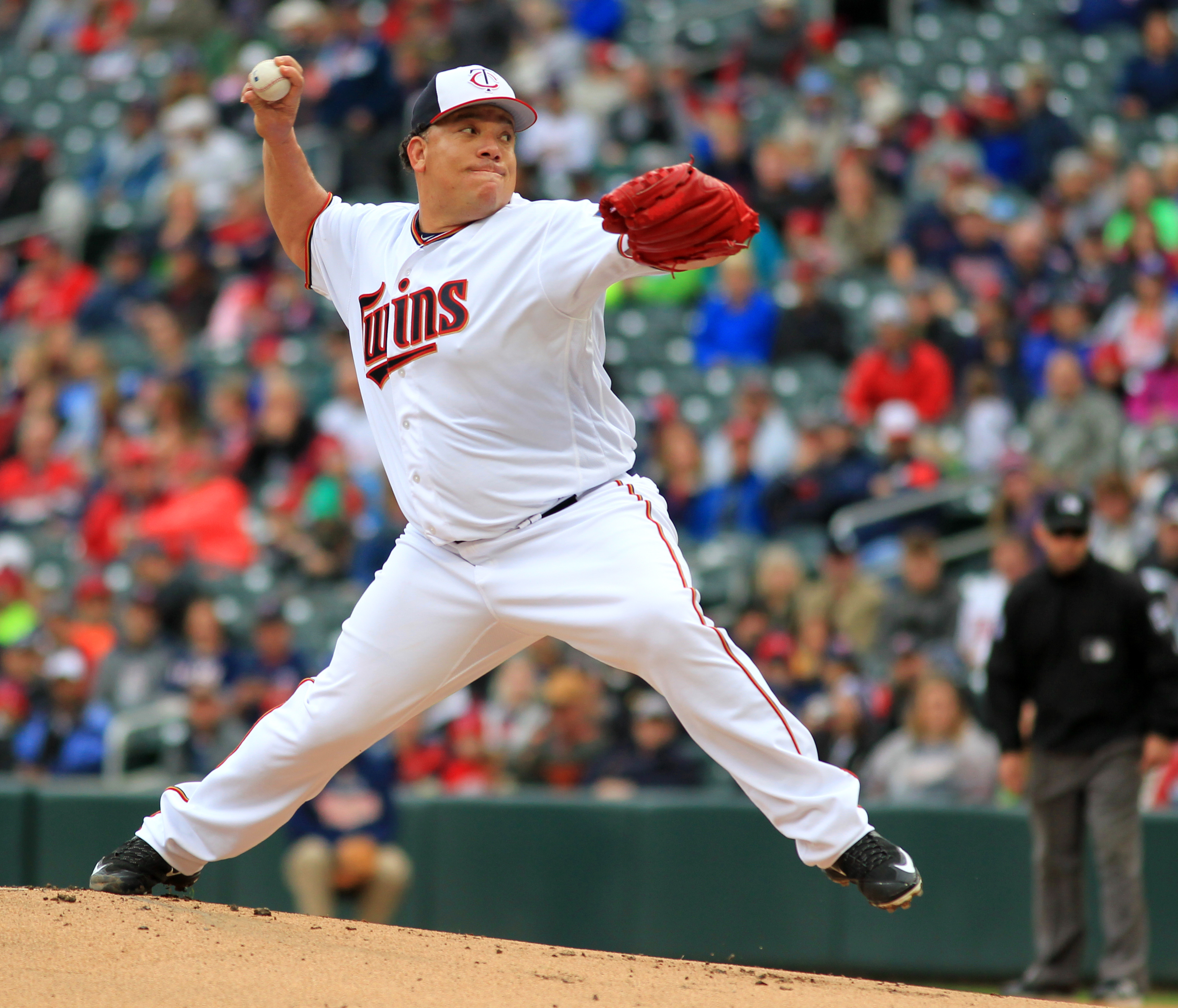 Bartolo Colon doused by Twins teammates after complete game 