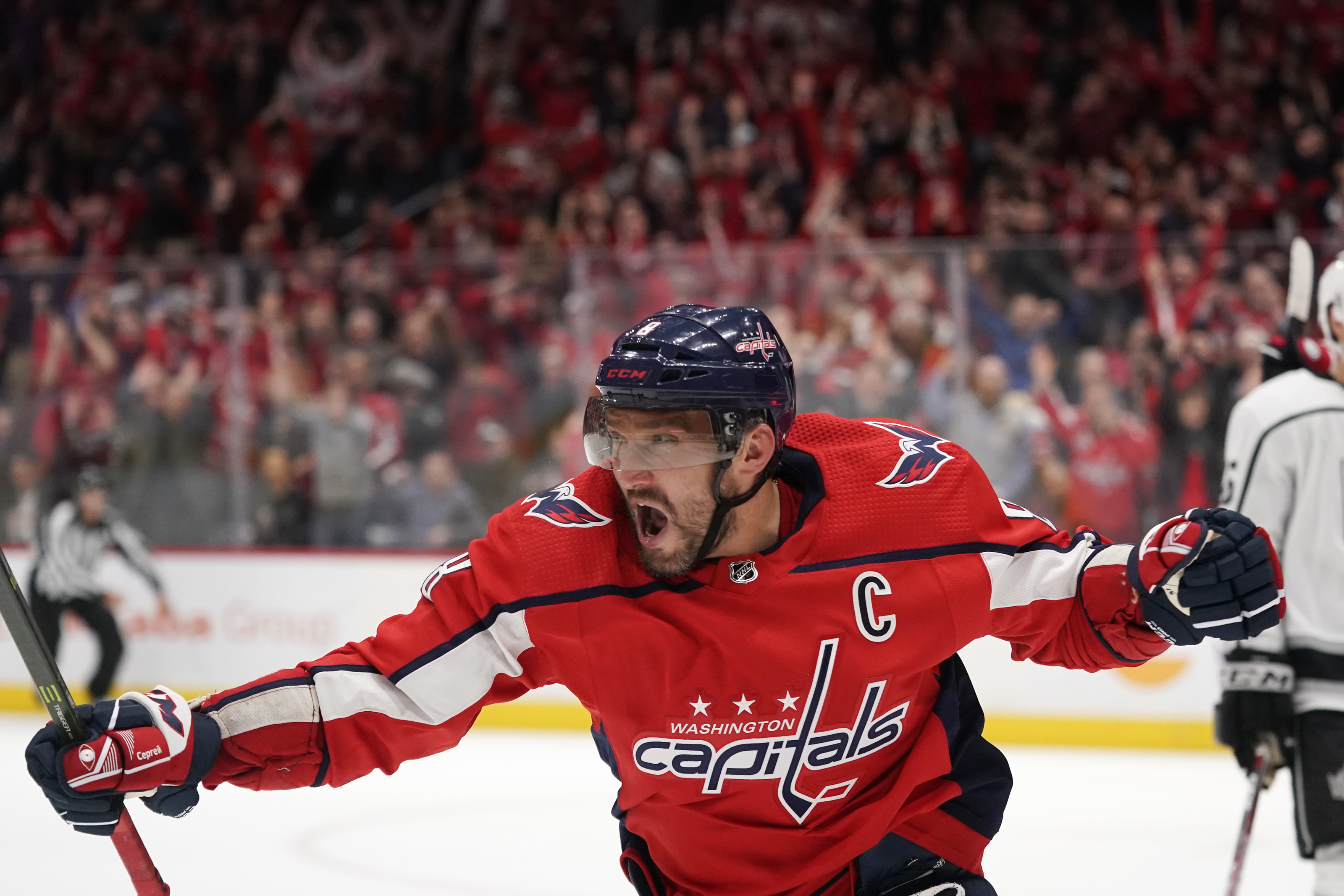 Ovechkin near 700 after 27th hat trick; Caps beat Kings 4-2