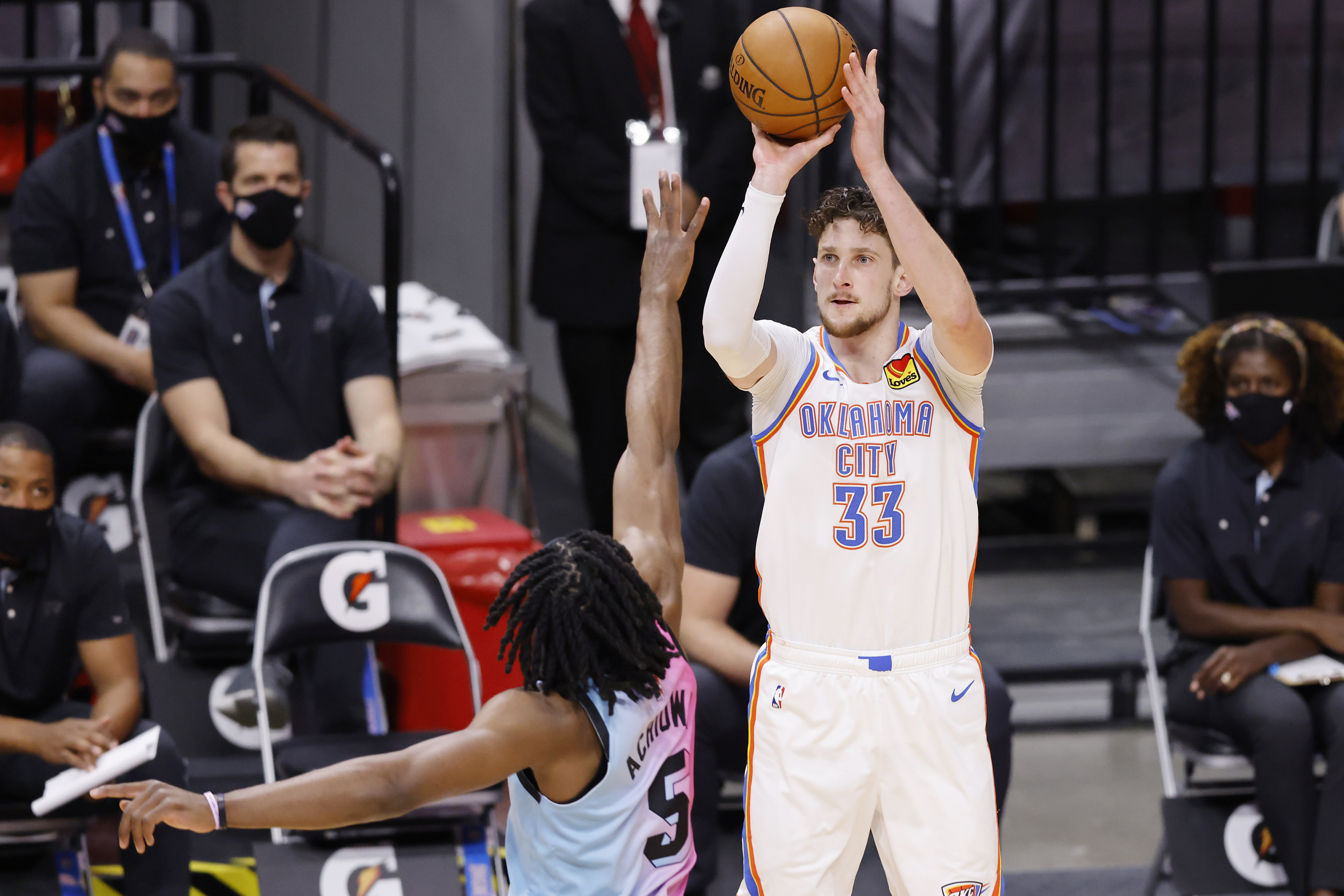 Thunder re-sign F/C Mike Muscala