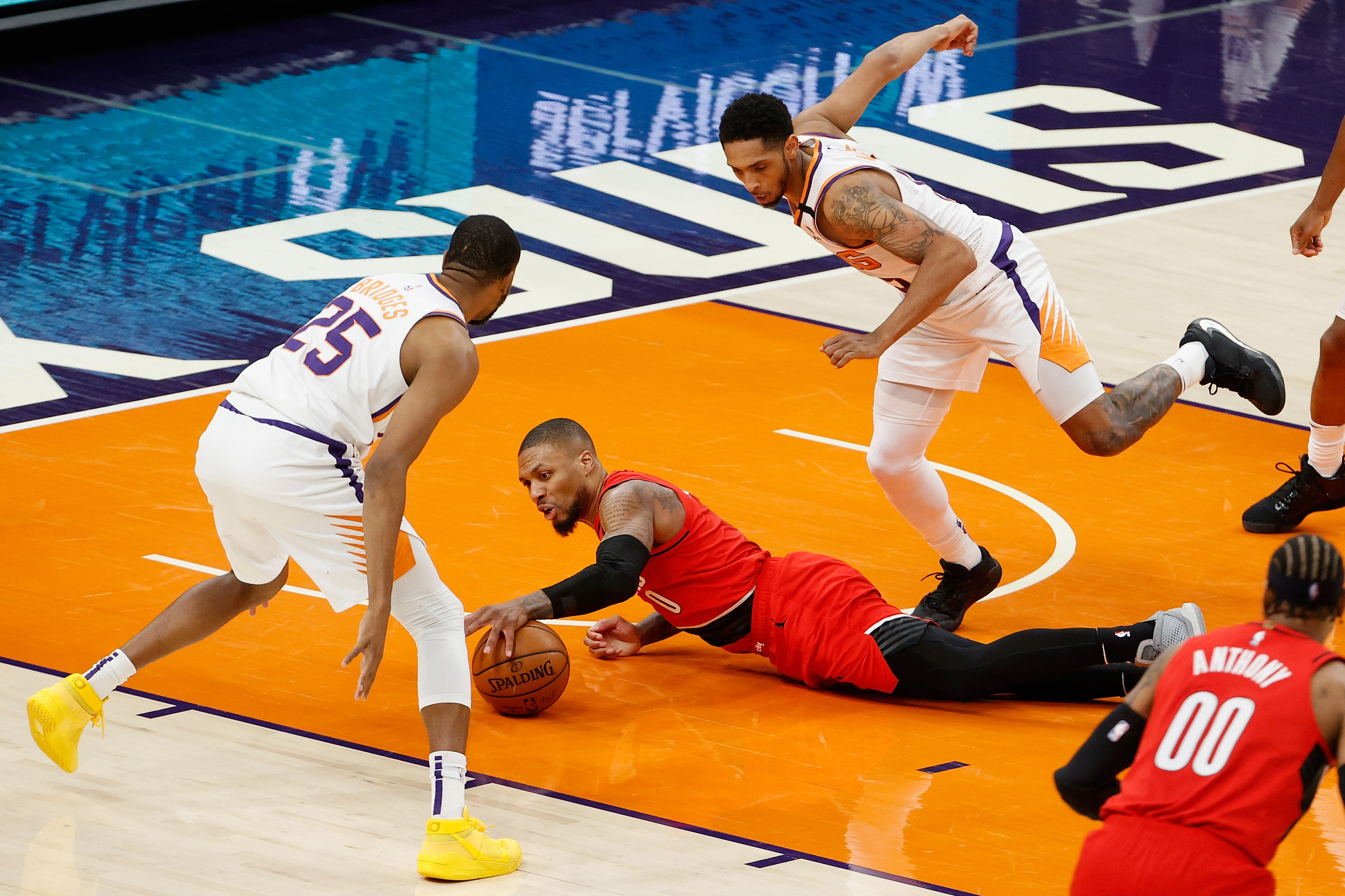 NBA: Short-handed Suns manhandle Trail Blazers