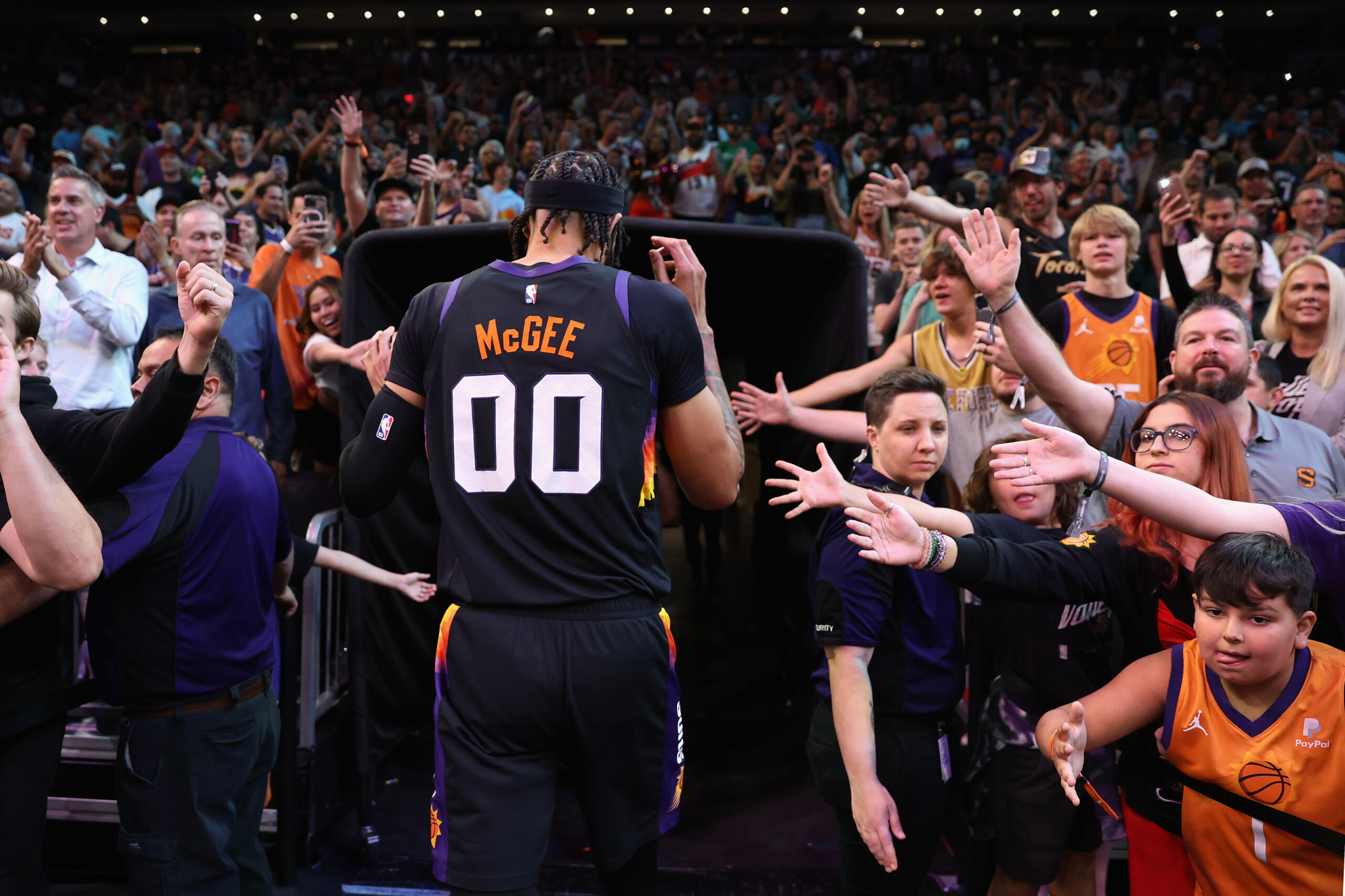 Report: Phoenix Suns Center JaVale McGee Will Sign With Dallas Mavericks -  Sports Illustrated Inside The Suns News, Analysis and More