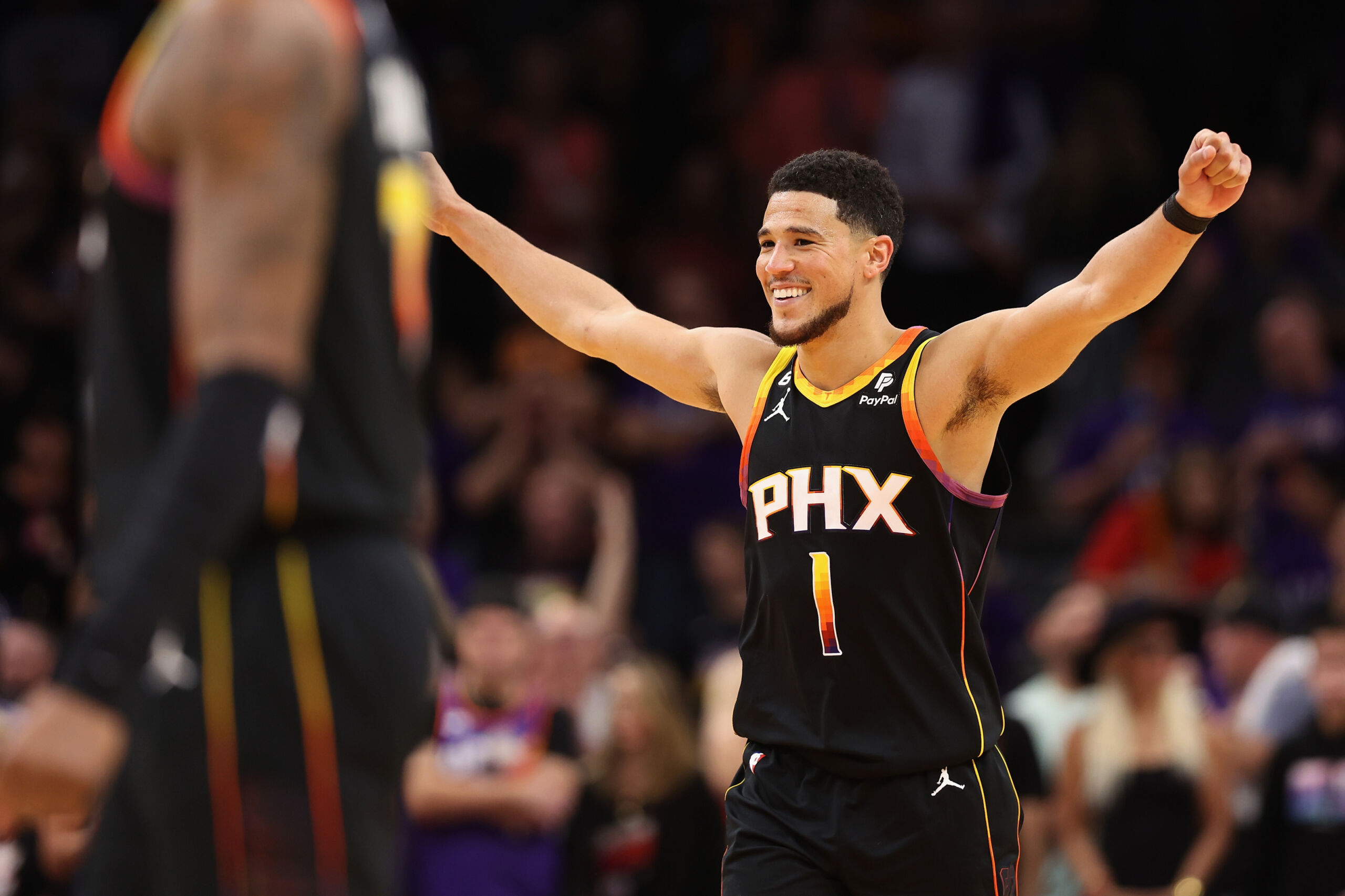 Suns close out Clippers thanks to Devin Booker and a spectacular