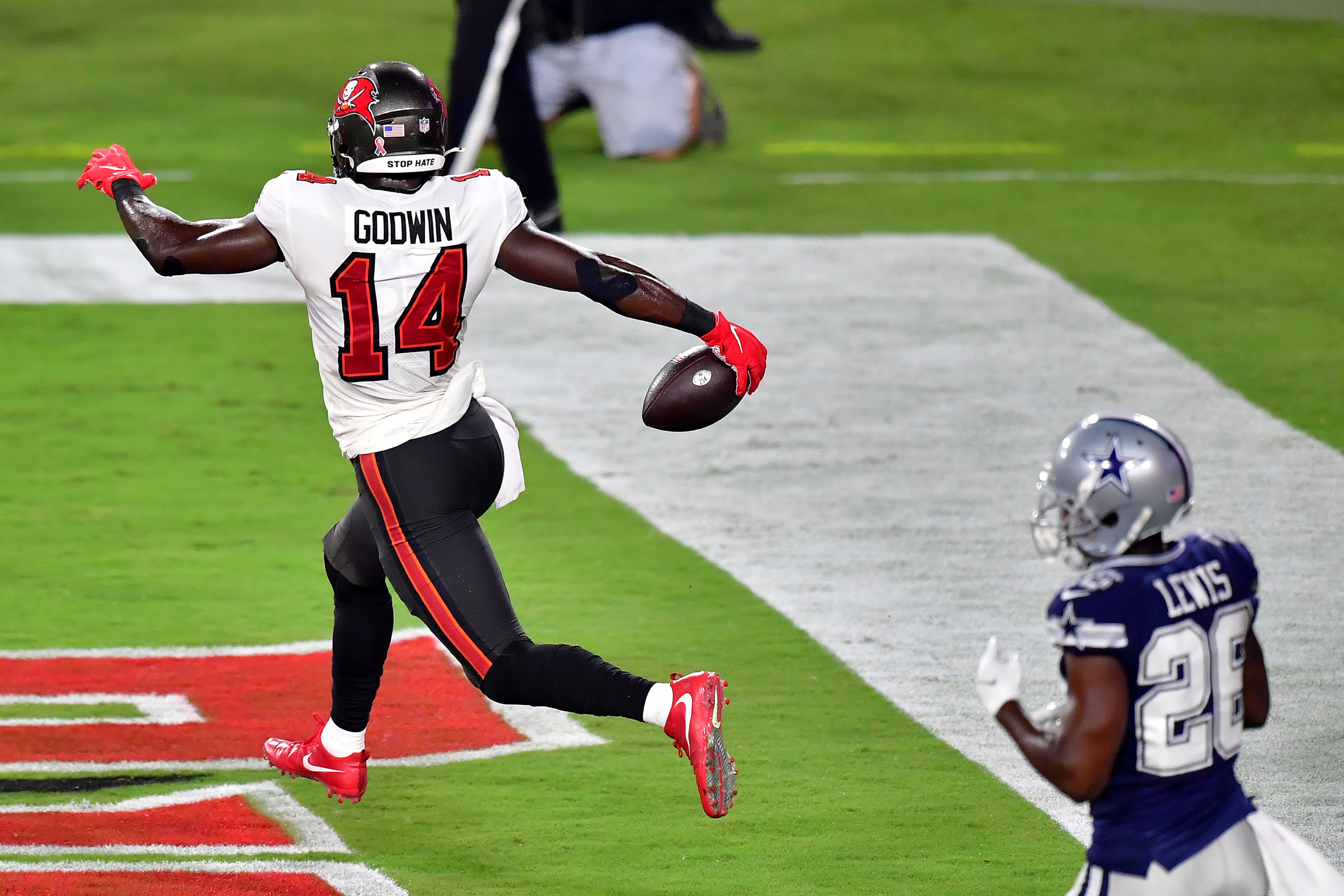 Chris Godwin of the Tampa Bay Buccaneers makes a seven yard reception  News Photo - Getty Images