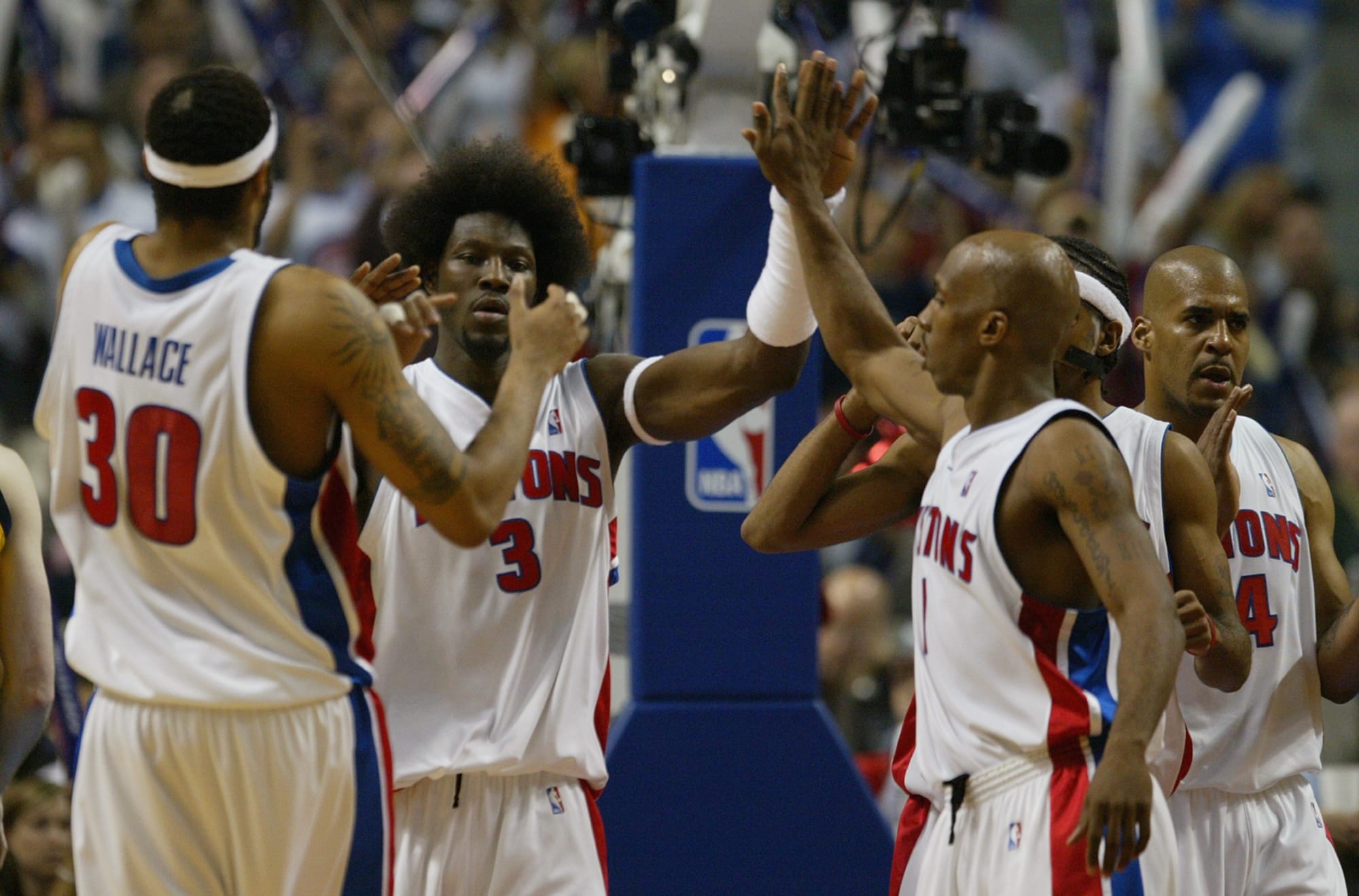 Detroit pistons. Детройт Пистонс чемпион НБА 2004. Детройт Пистонс Bad boys. Детройт Пистонс команда. Детройт Пистонс 2004 год.