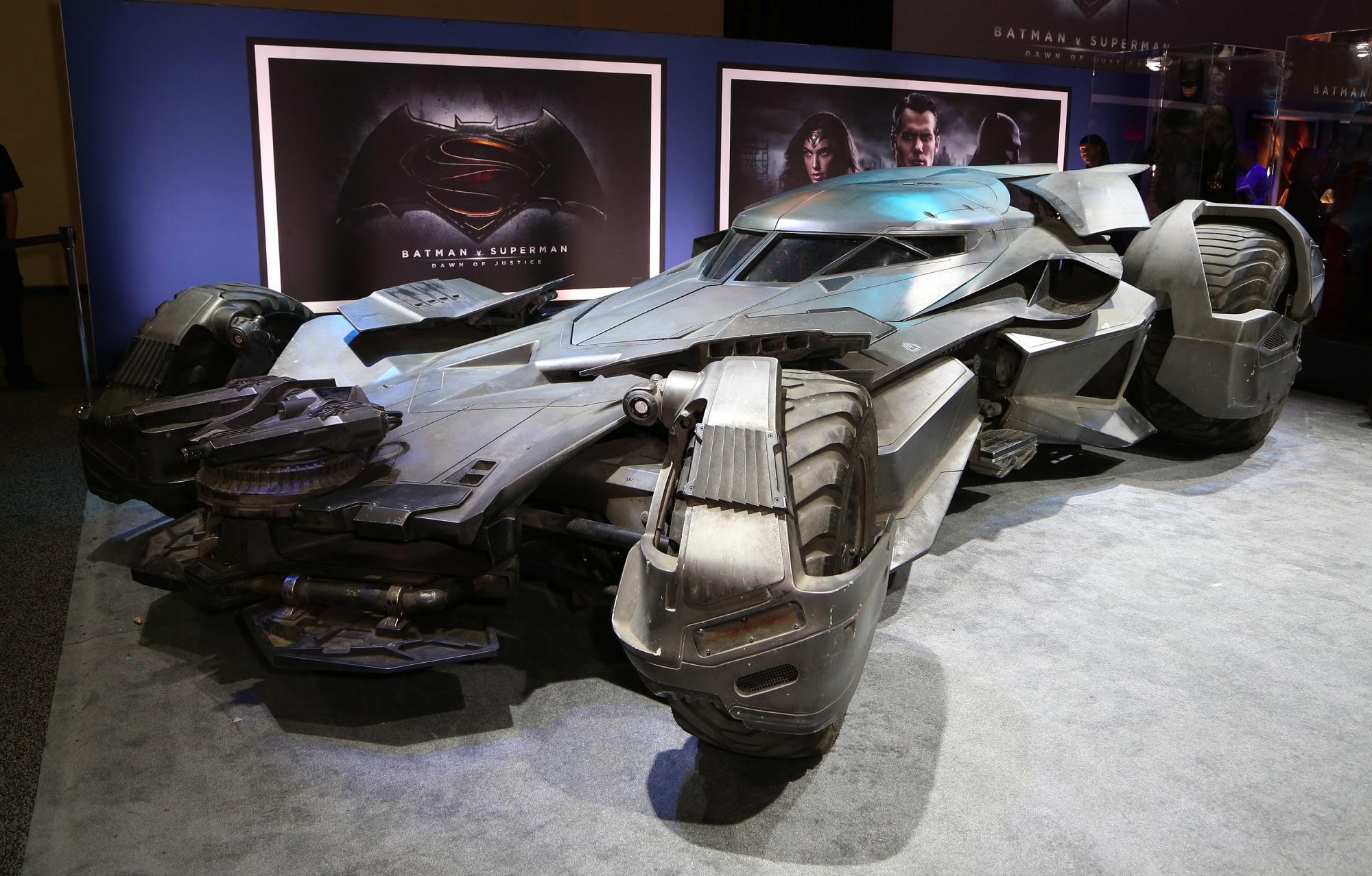 Justice League Trailer Shows Batman's new Batmobile, Night Crawler and  Flying Fox