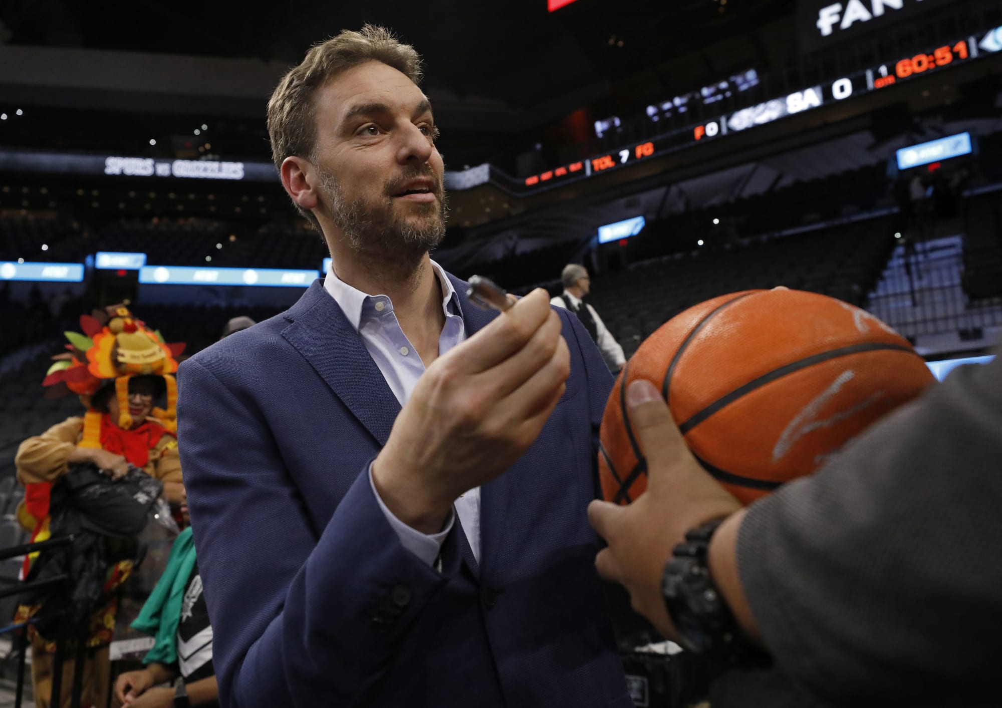Memphis on Pau Gasol's mind as Lakers retire his jersey - Memphis Local,  Sports, Business & Food News