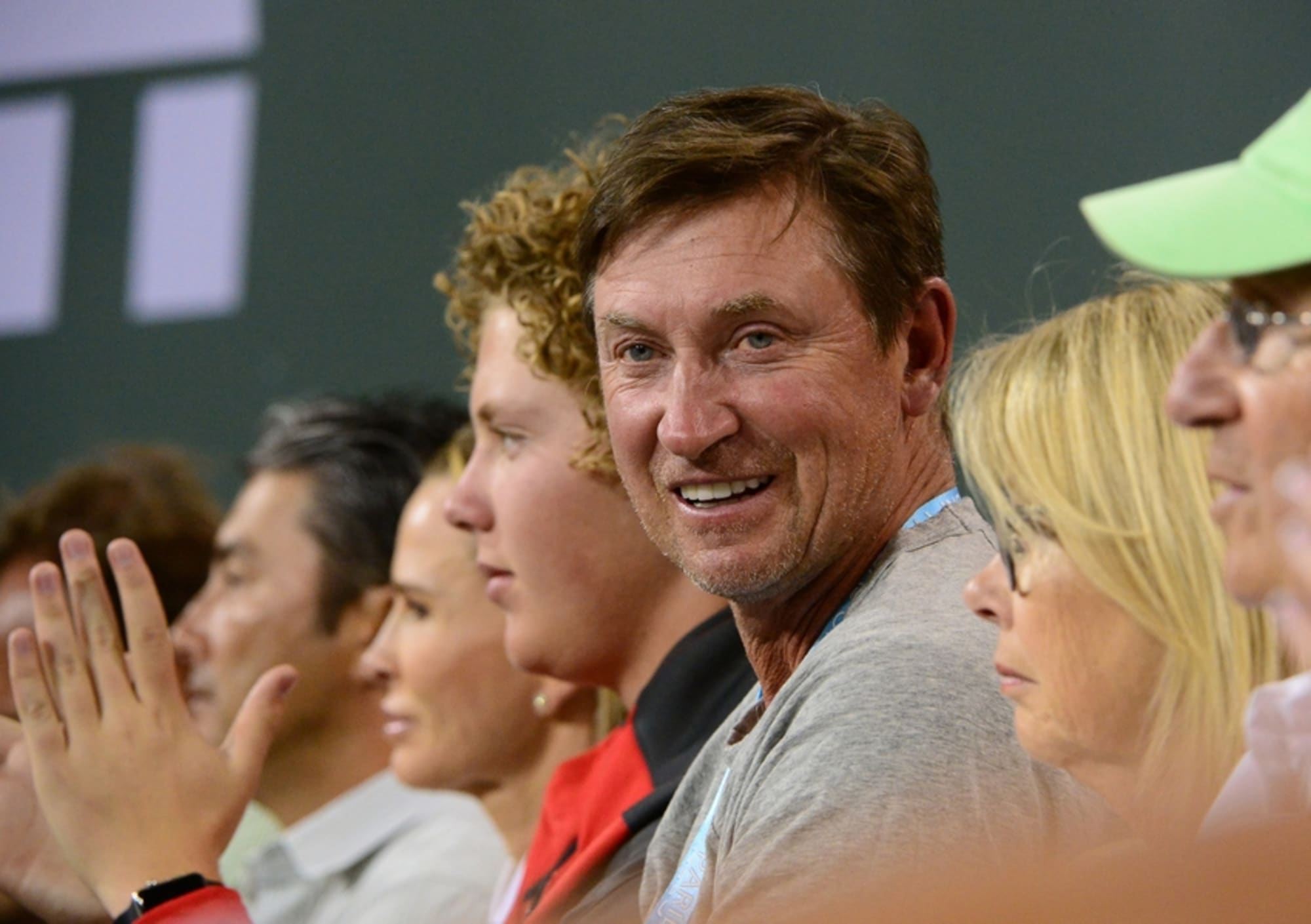 Wayne Gretzky moves back to St. Louis