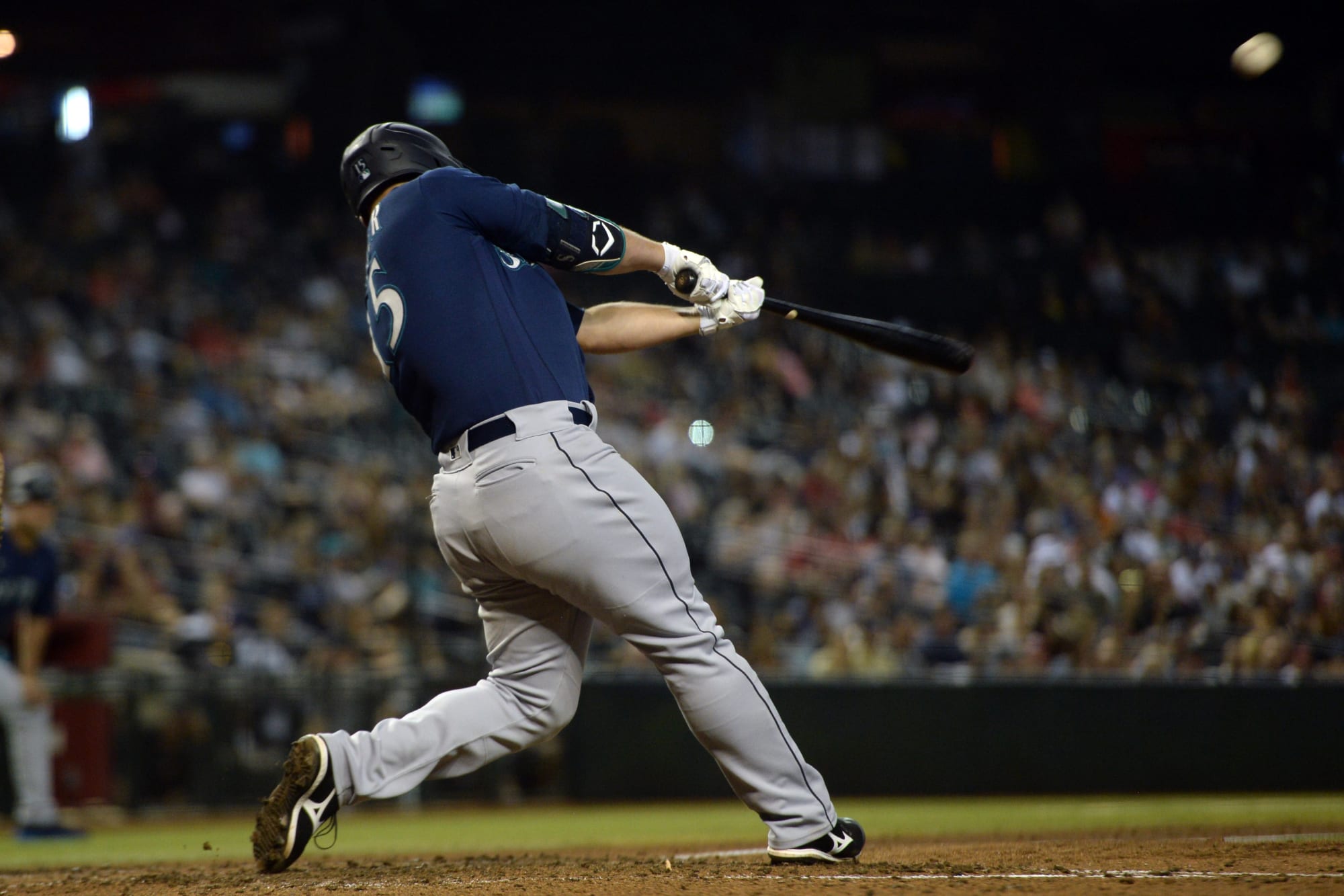 Mariners third baseman Kyle Seager given standing ovation in