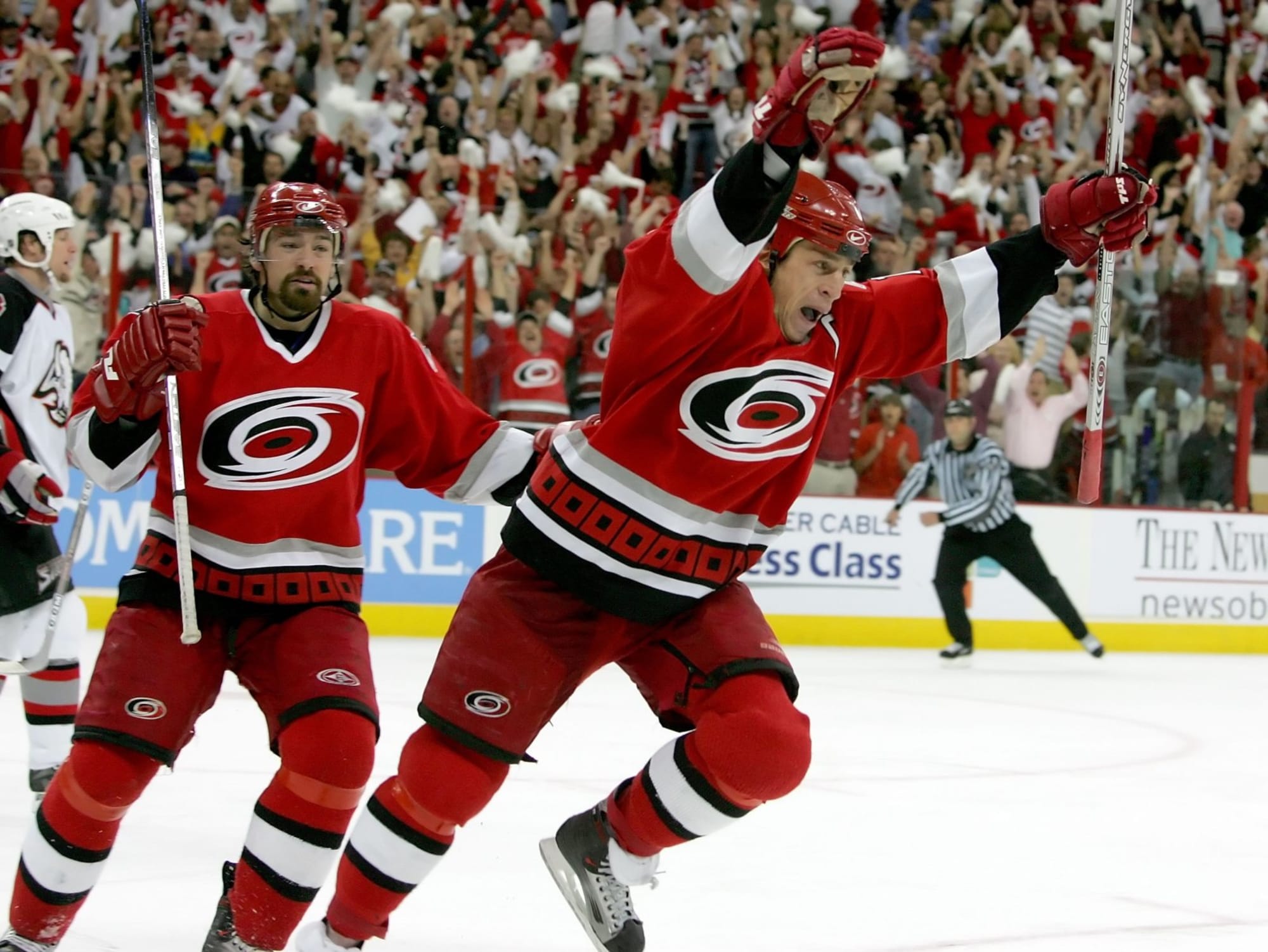 Rod Brind'Amour of the Carolina Hurricanes hoists the Stanley Cup in  News Photo - Getty Images