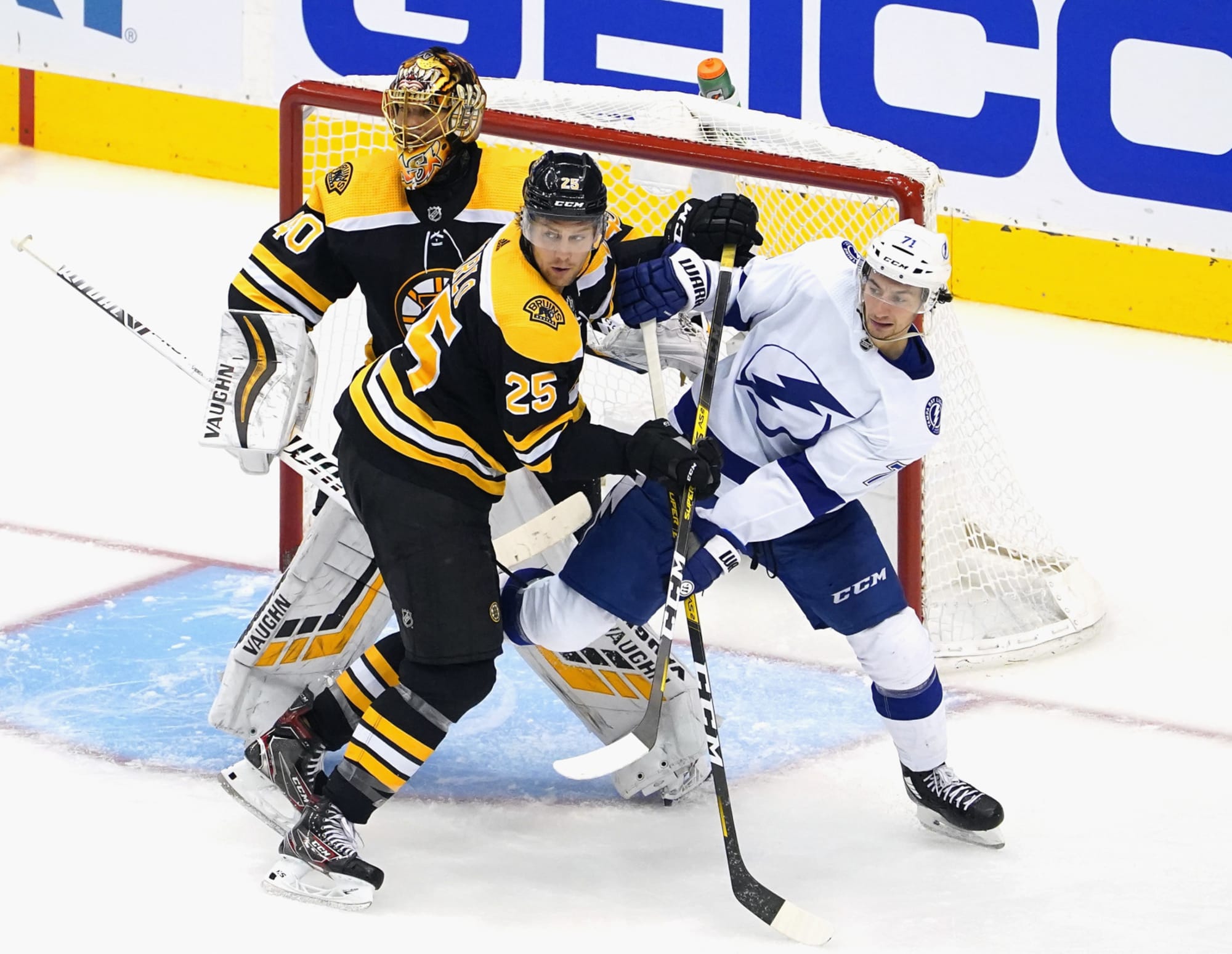 Boston Bruins, defenseman Brandon Carlo agree to 6-year contract