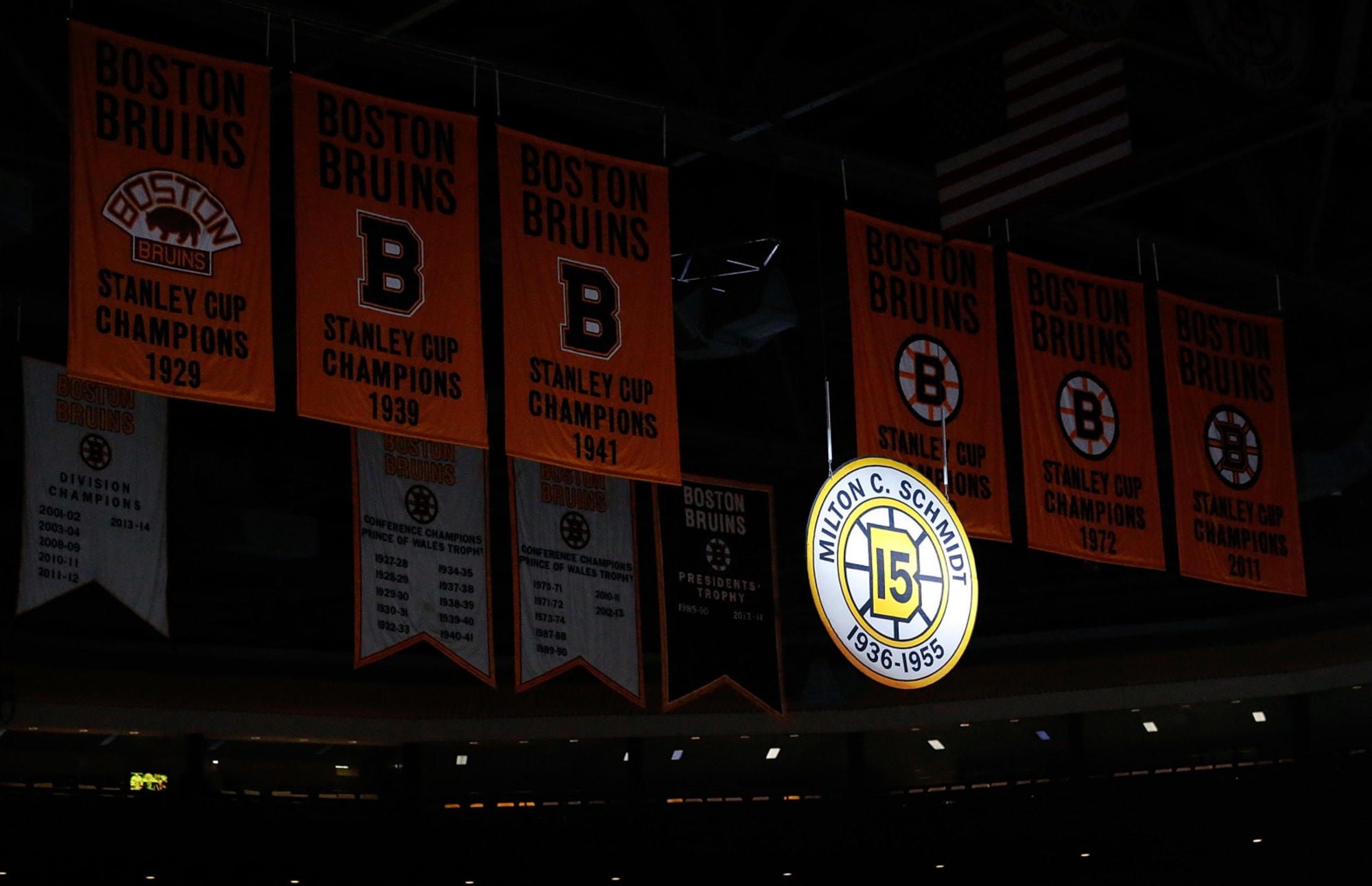 Bruins raise banner to rafters to celebrate 2011 Stanley Cup