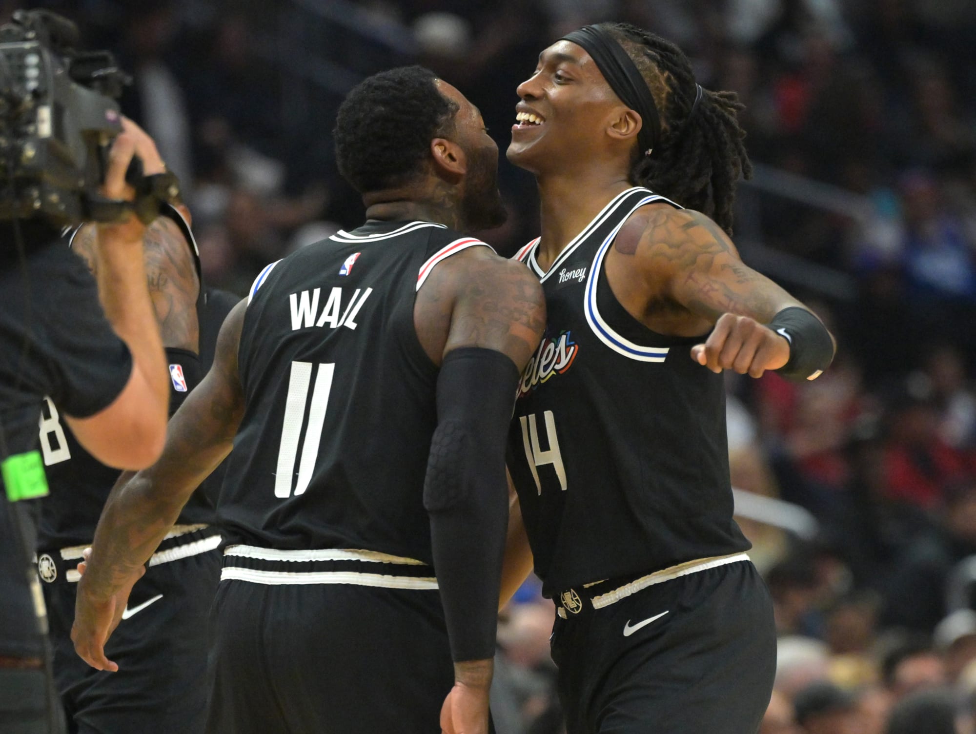 Clippers show grit in knockout of champion Spurs