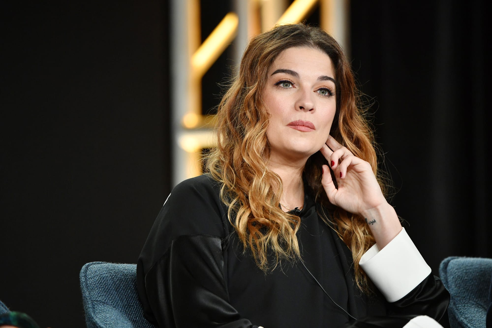 “Schitt's Creek” Annie Murphy Will Star As A Sitcom Wife In “Kevin Can F***  Himself” - Narcity