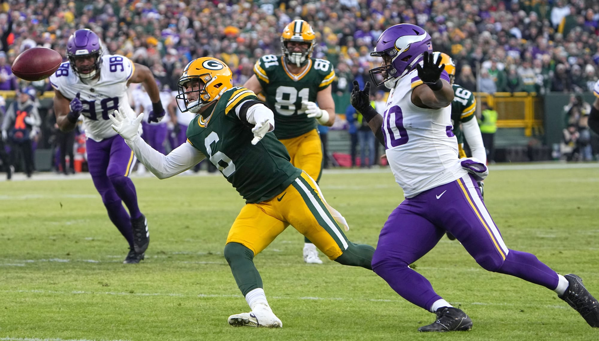 Packers re-sign special teams standout Dallin Leavitt