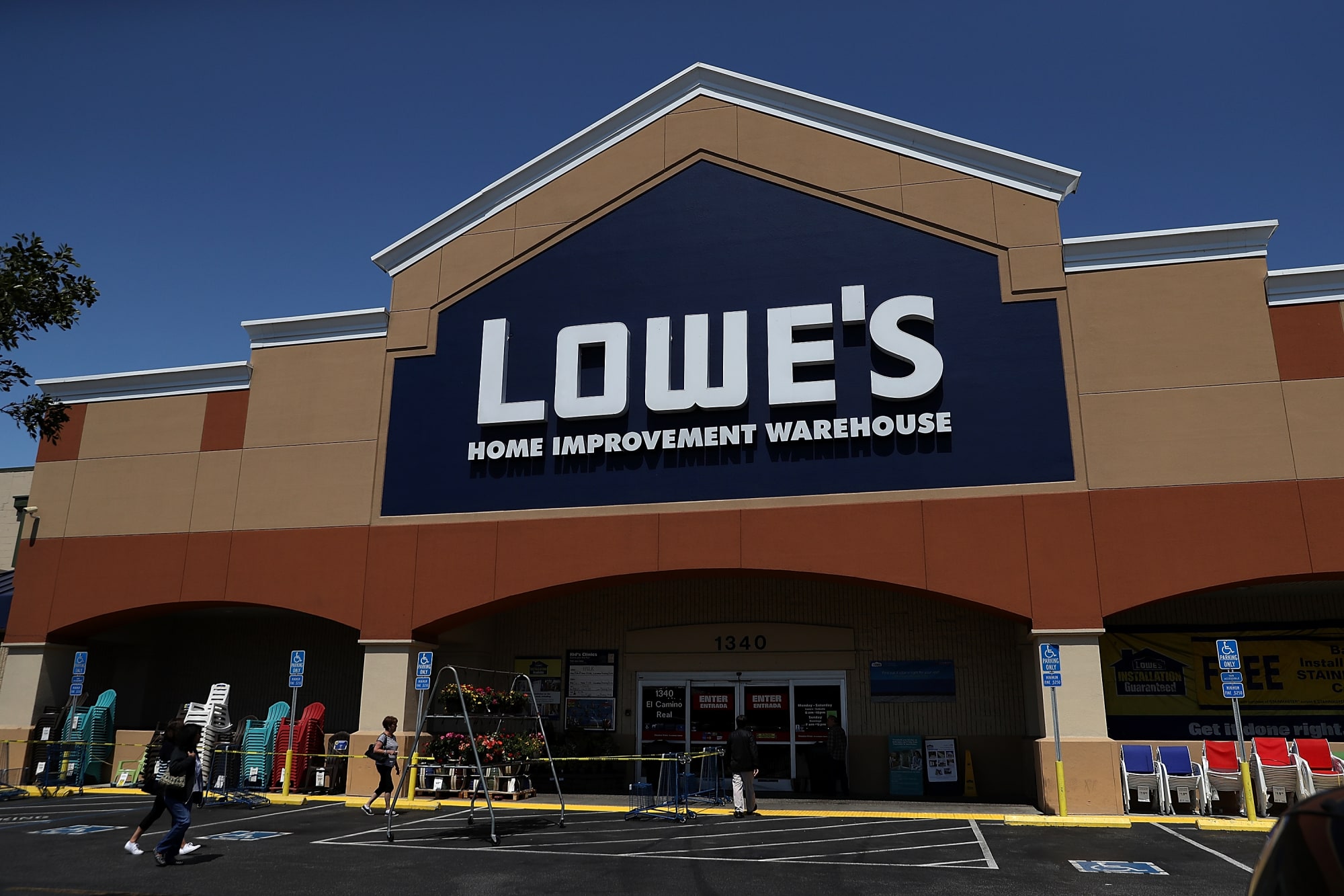 Is Lowe's open on 4th of July?