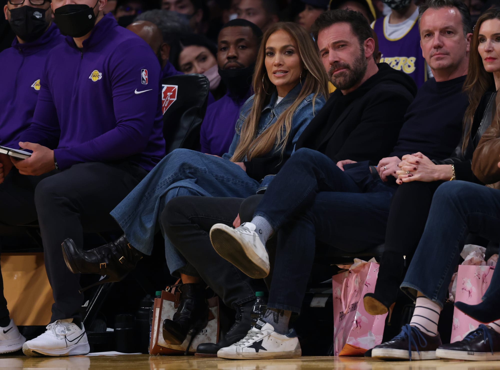 Best memes from J-Lo, Ben Affleck sitting courtside at Lakers-Celtics thumbnail