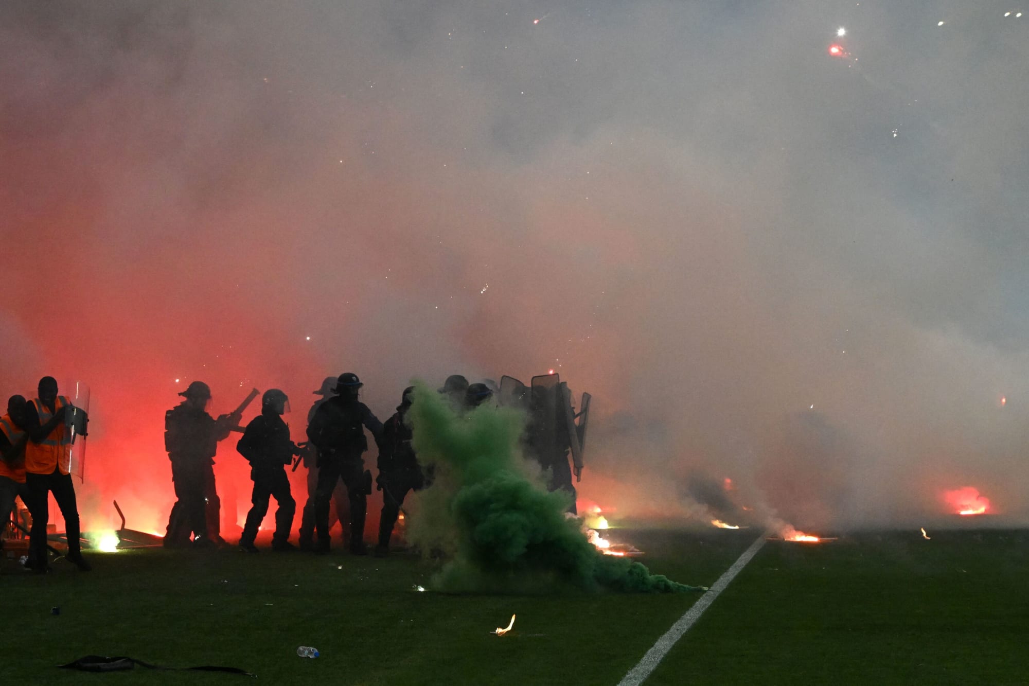 Saint-Etienne fans storm pitch, throw flares at players after relegation thumbnail