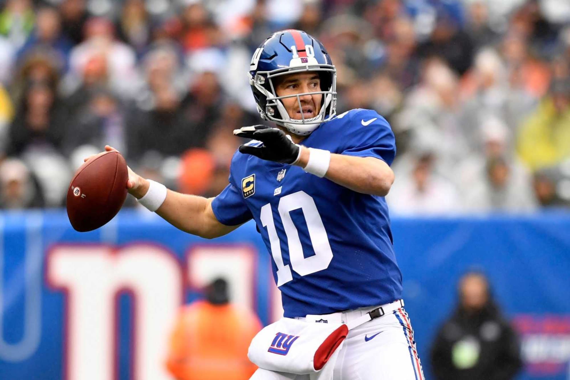 Eli Manning returns to NY Giants in a 