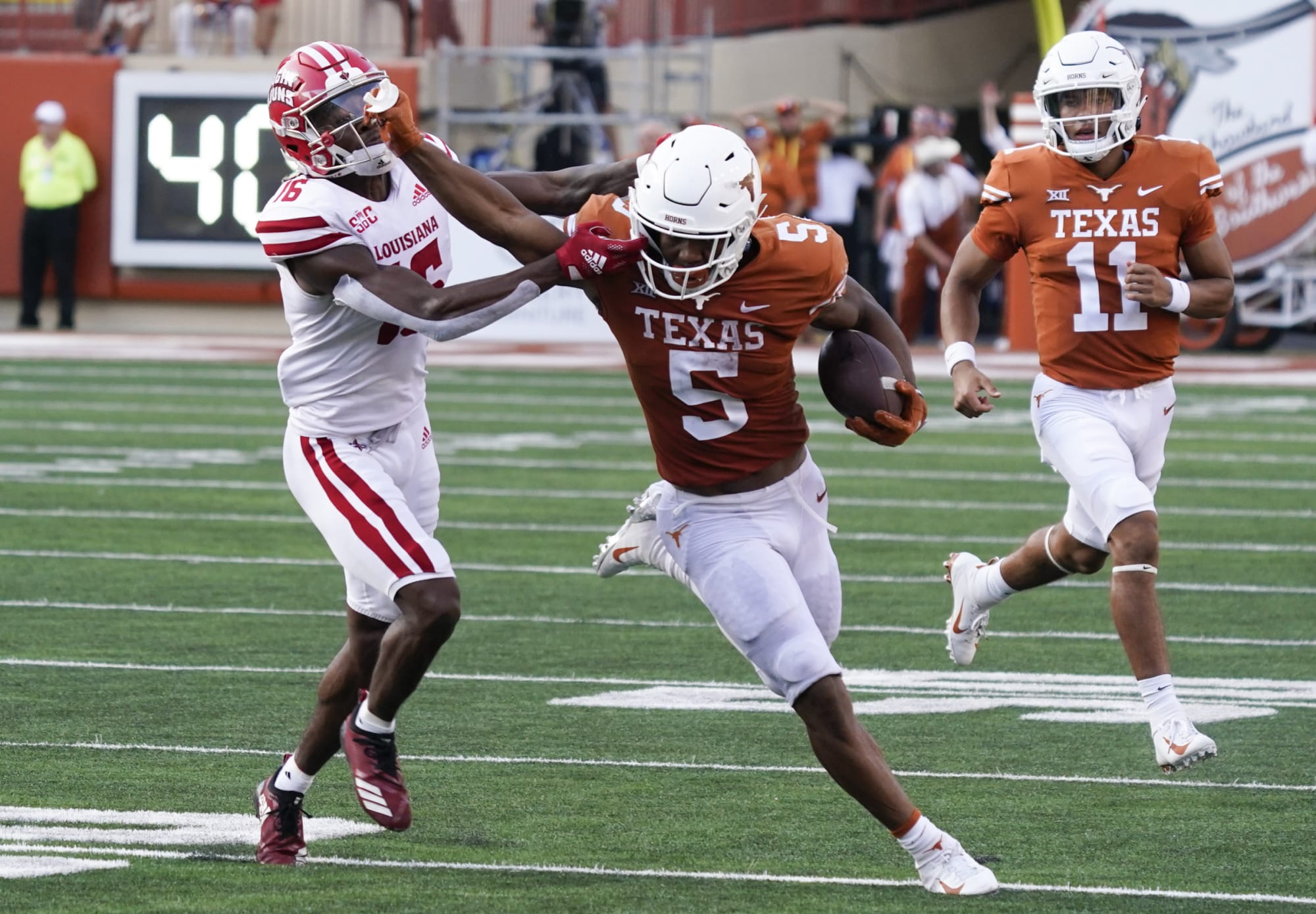 Texas Football: Arkansas LB says Bijan 'isn’t afraid to run you over&a...