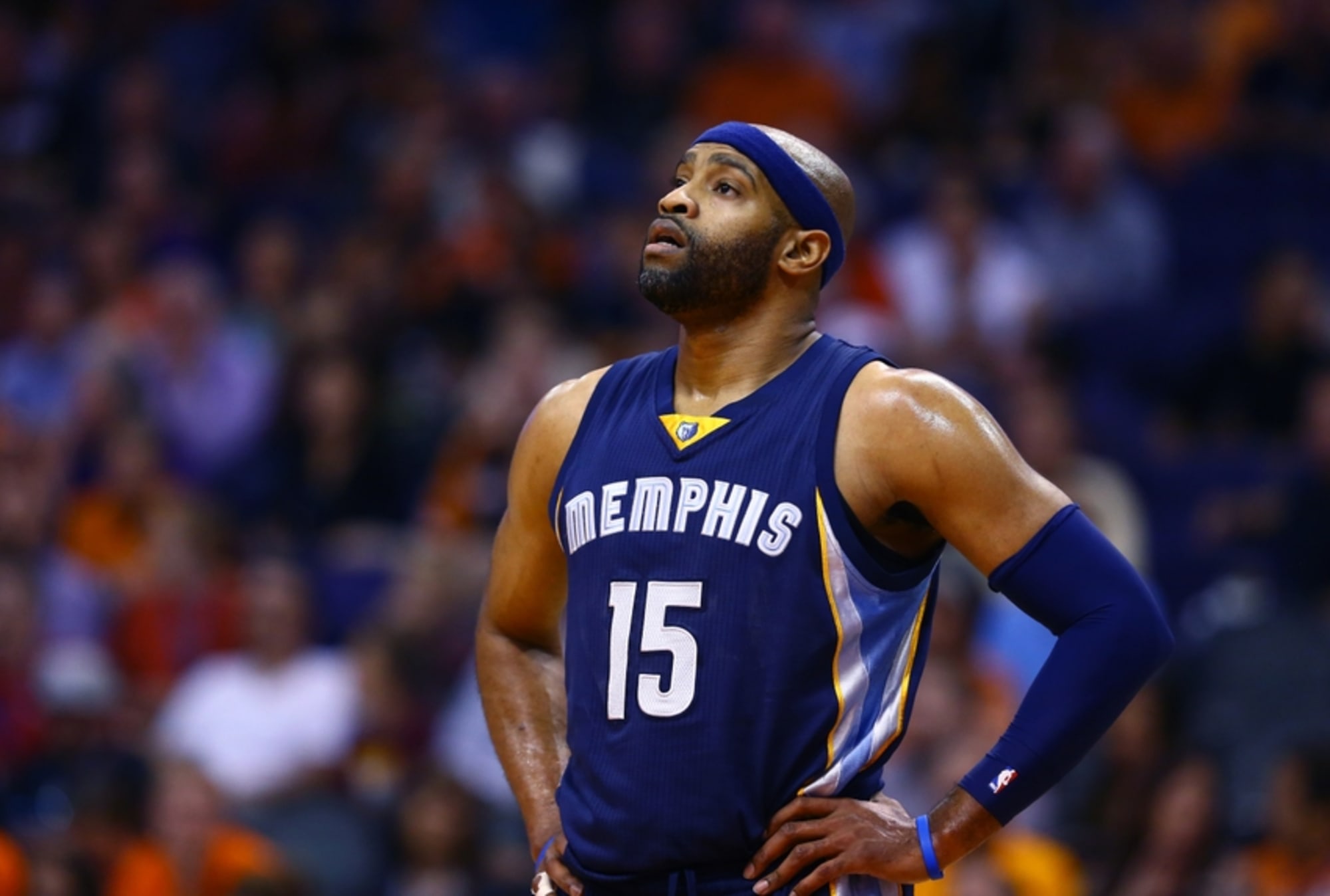Vince Carter returns against the Cavs: Receives standing ovation