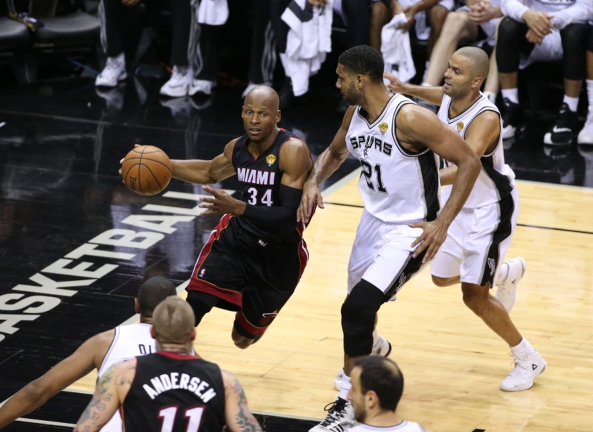 Ray Allen decides to sign with Miami Heat 
