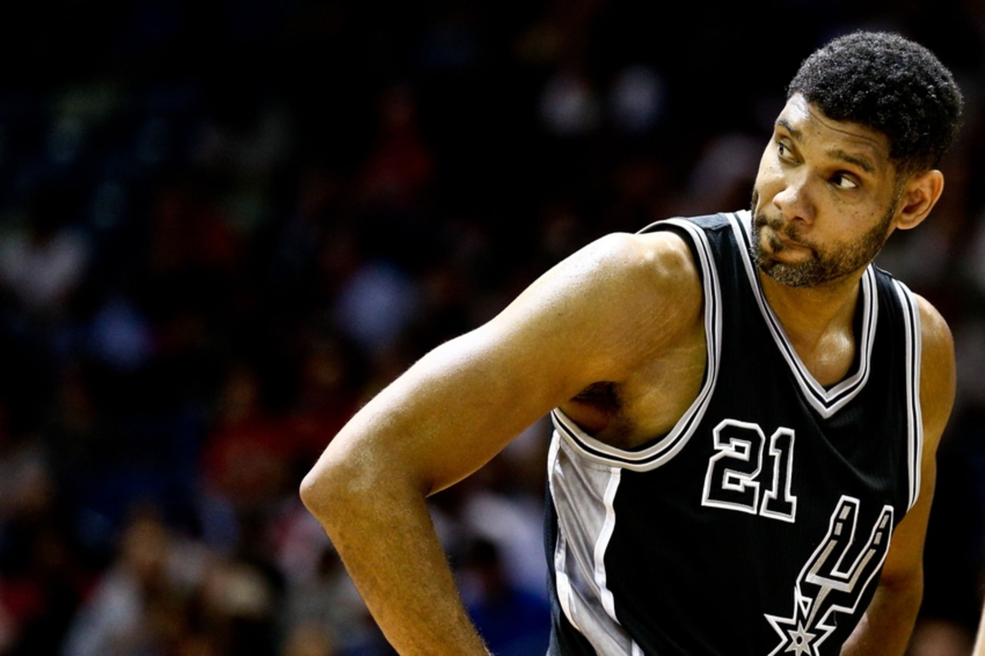 San Antonio Spurs' Tim Duncan (21) shoots over Washington Wizards
