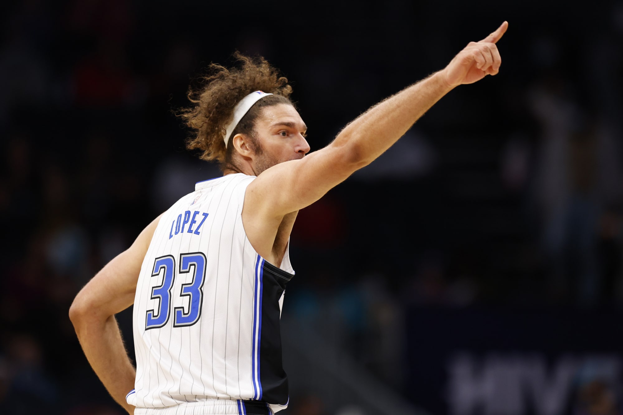 Robin Lopez agrees to contract with Cleveland Cavaliers