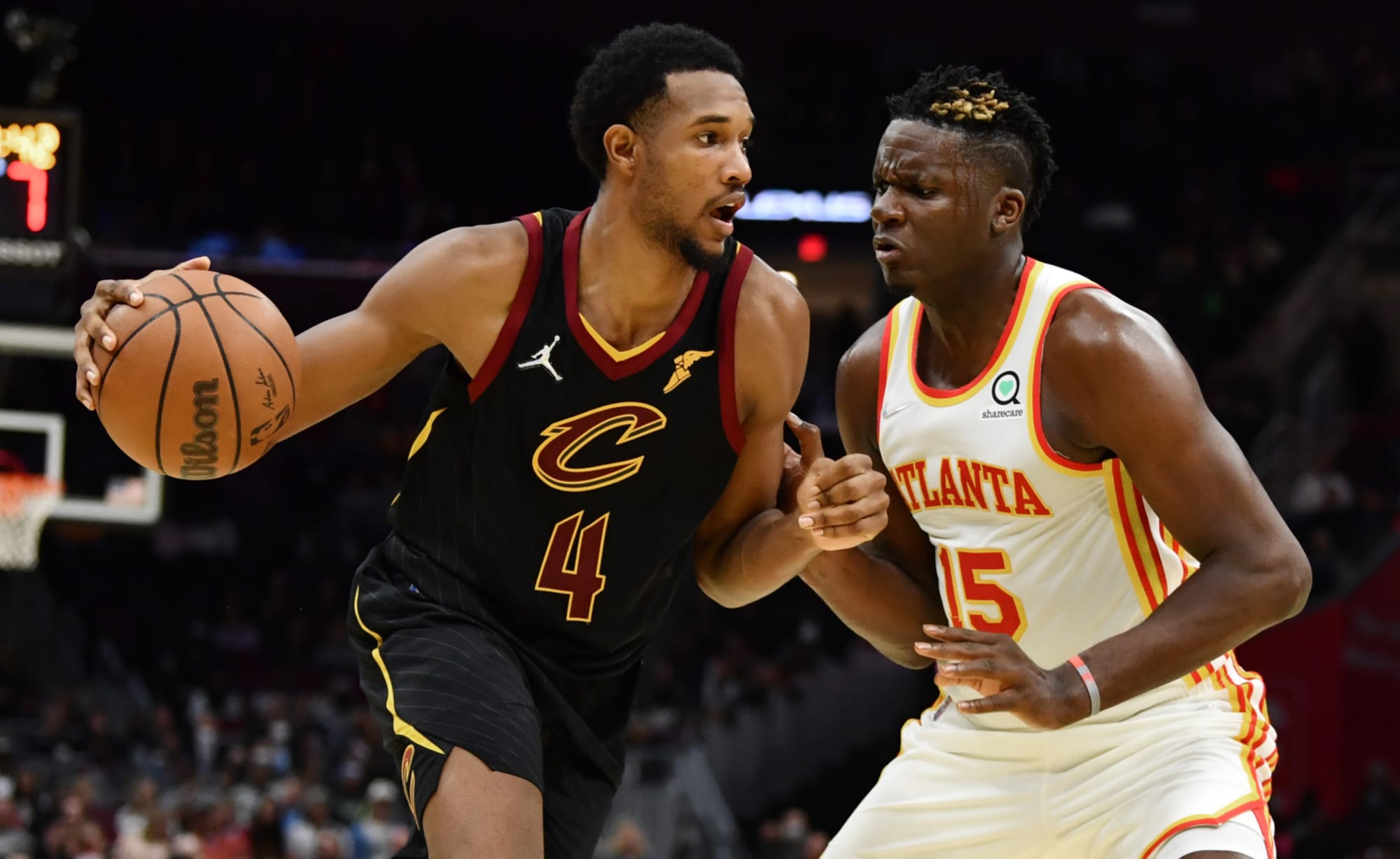 Hawks' Capela injures right knee against Cavs, out for game