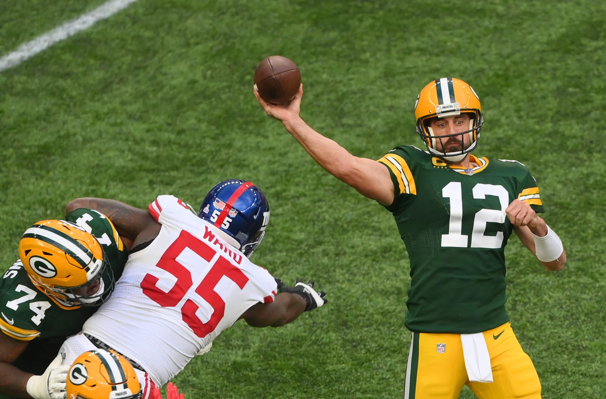 Packers: Aaron Rodgers playing with broken thumb
