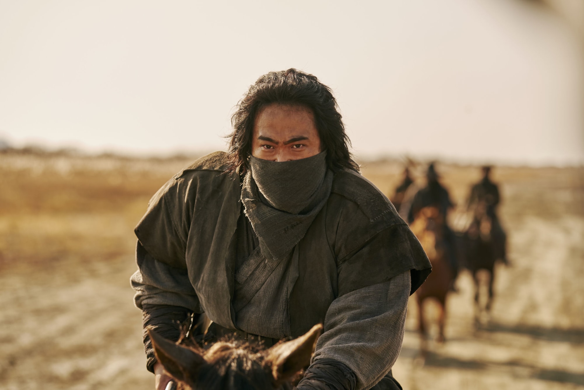 Song of the Bandits cast: Who stars in the Korean western?