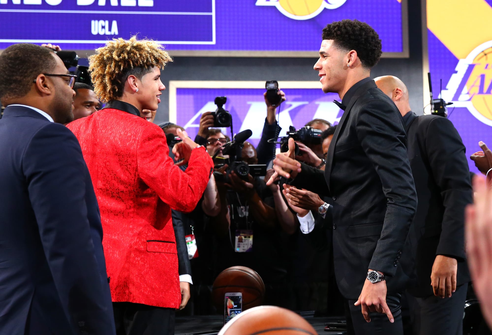 LaMelo Ball has near-triple-double, outplays brother Lonzo as Hornets beat  Pelicans - West Hawaii Today