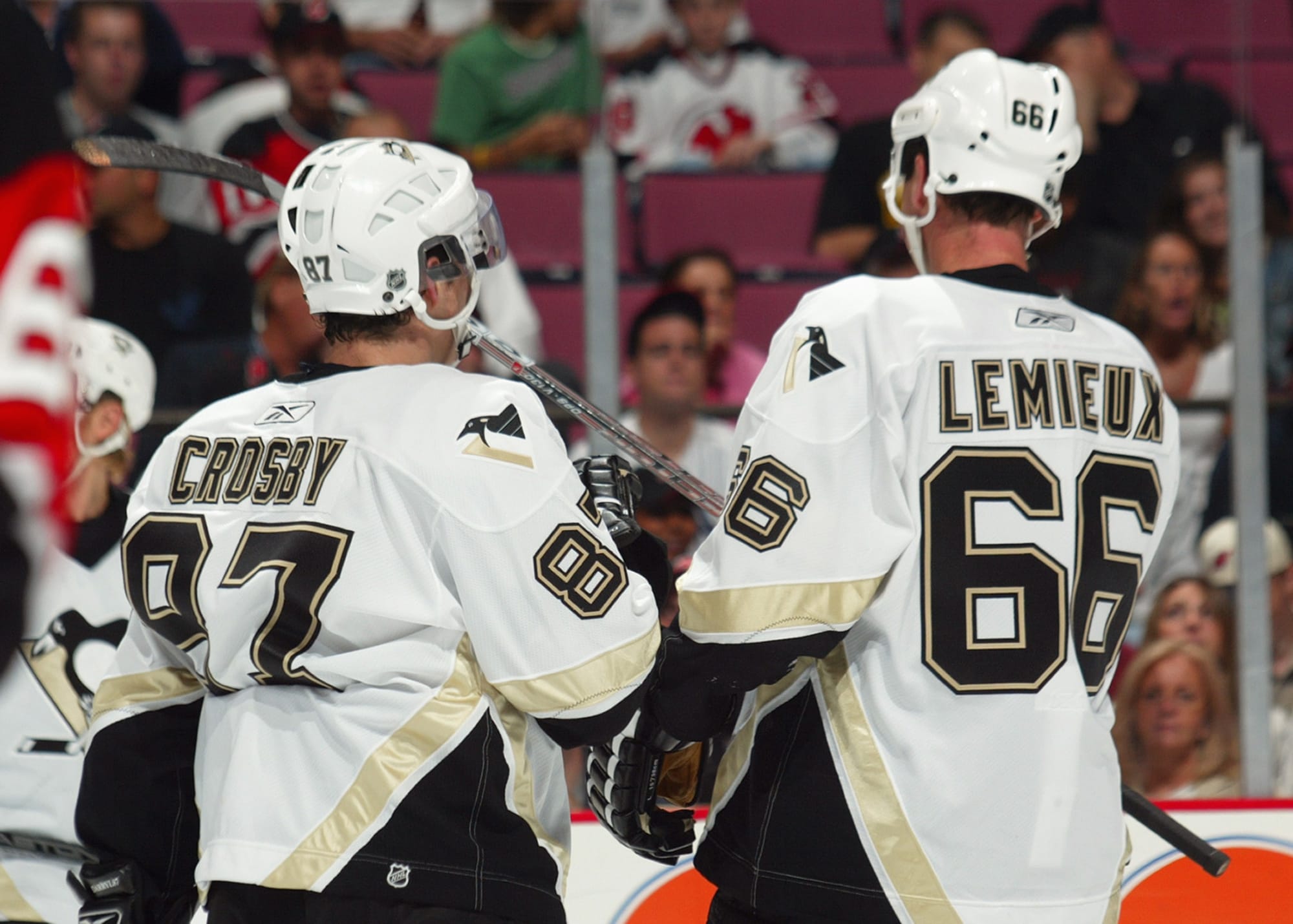 The Pittsburgh Penguins recreated the iconic Lemieux & Jagr photo