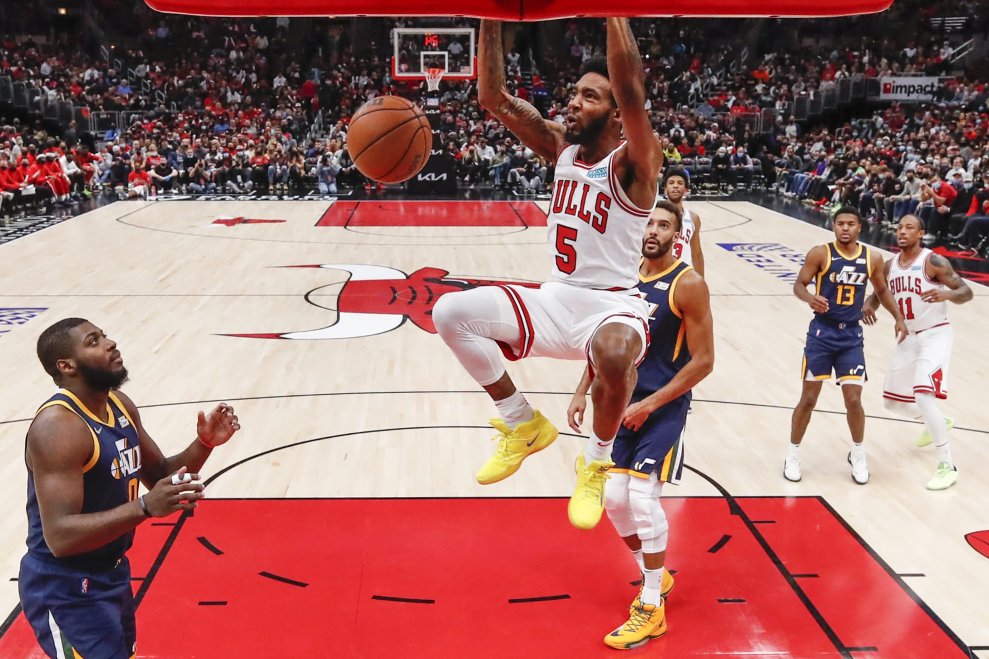 Chicago Bulls' Derrick Jones Jr. exits with knee injury in loss to Brooklyn  Nets - ESPN