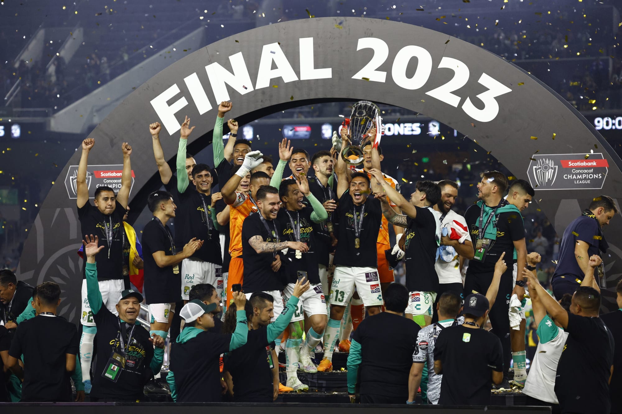 Larcamón leads León to first Concacaf trophy in franchise history.