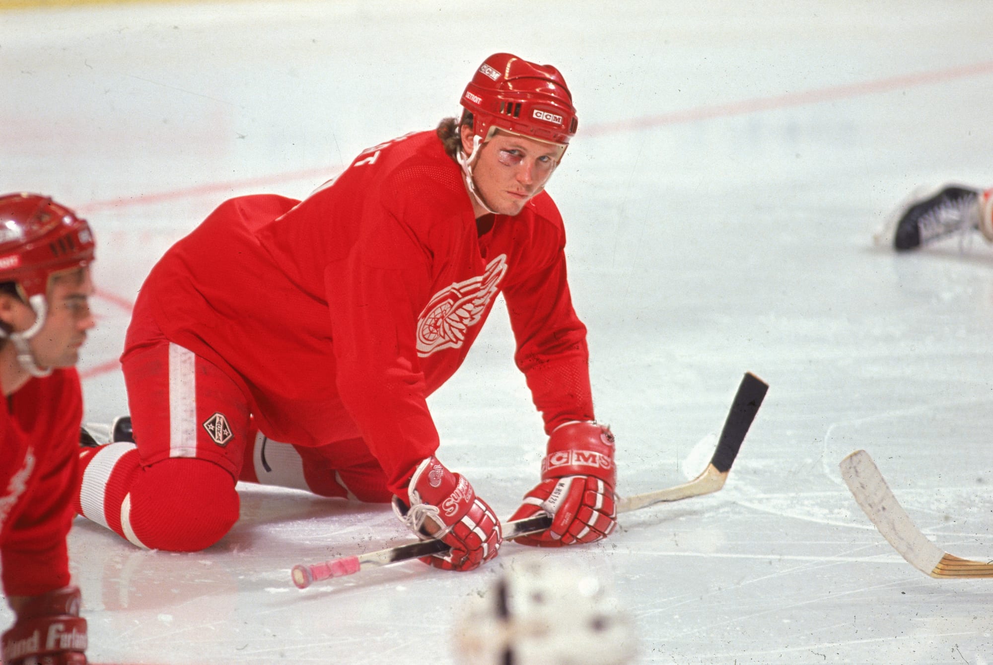 Ex-Red Wings, Blackhawks tough guy Bob Probert dies at 45 