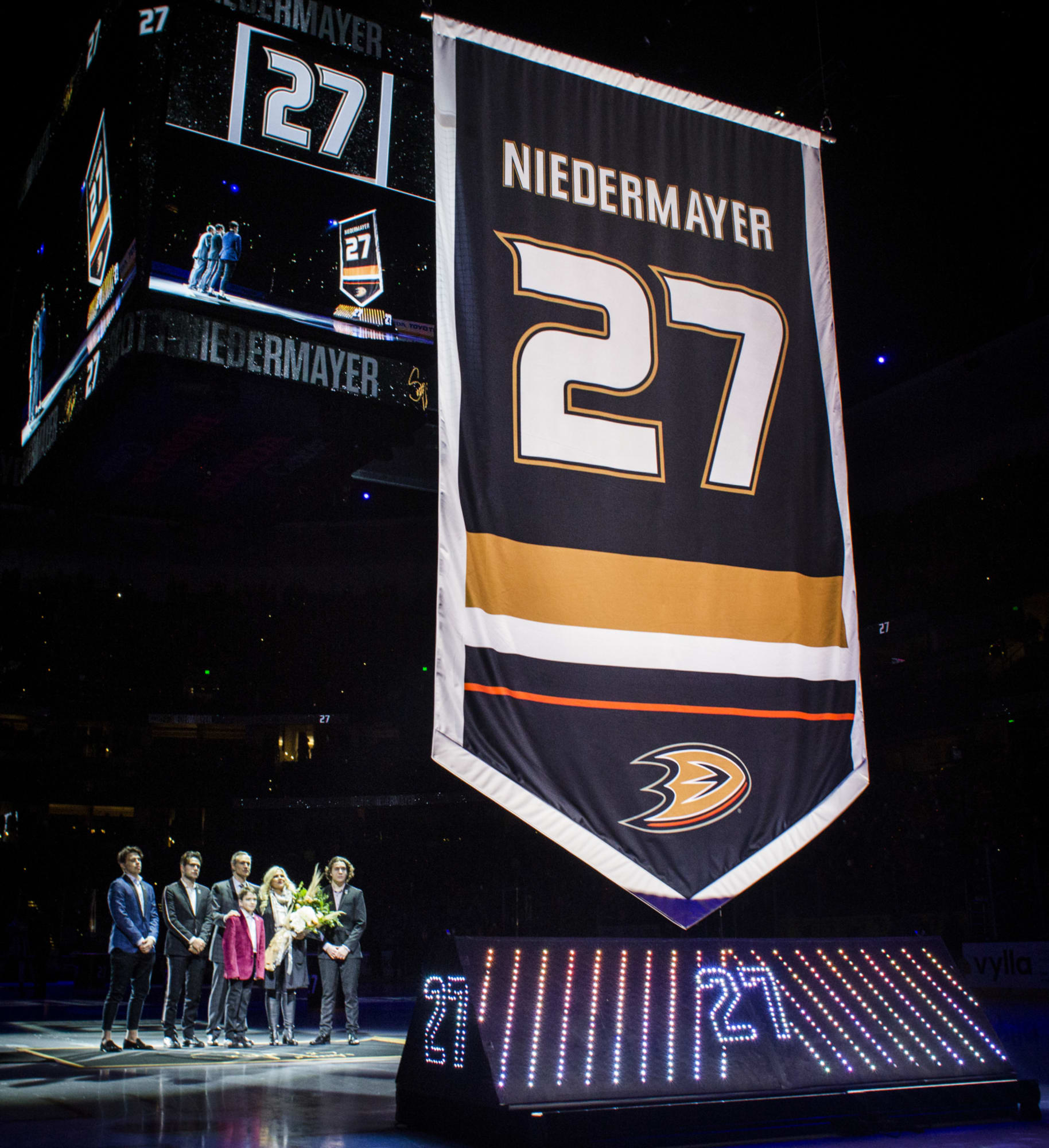 Anaheim Ducks honor Scott Niedermayer 