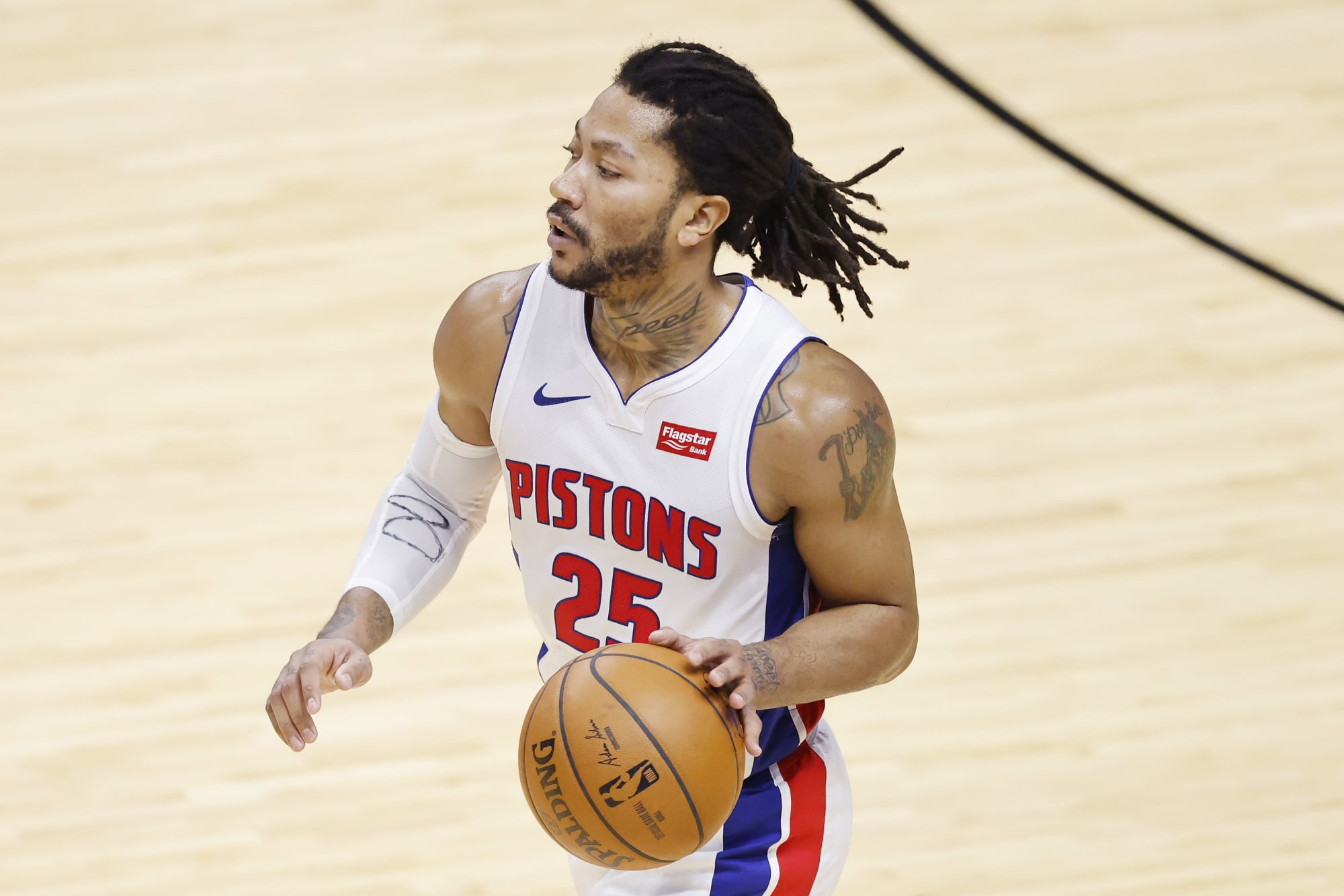 Knicks officially acquire Derrick Rose from Pistons