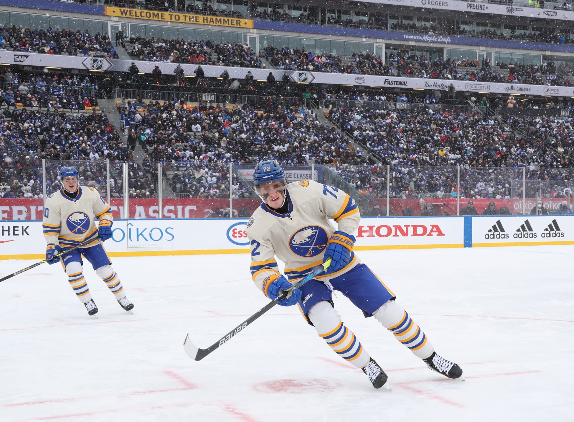 Hinostroza leads Sabres past Maple Leafs in outdoor game