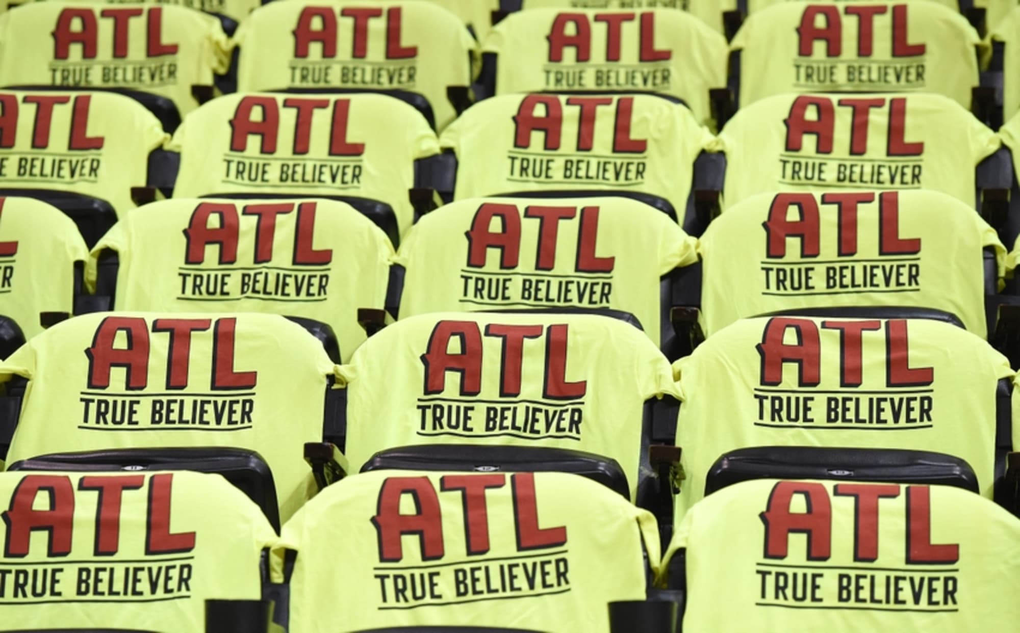 Atlanta Hawks True Believer NBA Basketball Team Logo Roster Size XL Red  T-shirt