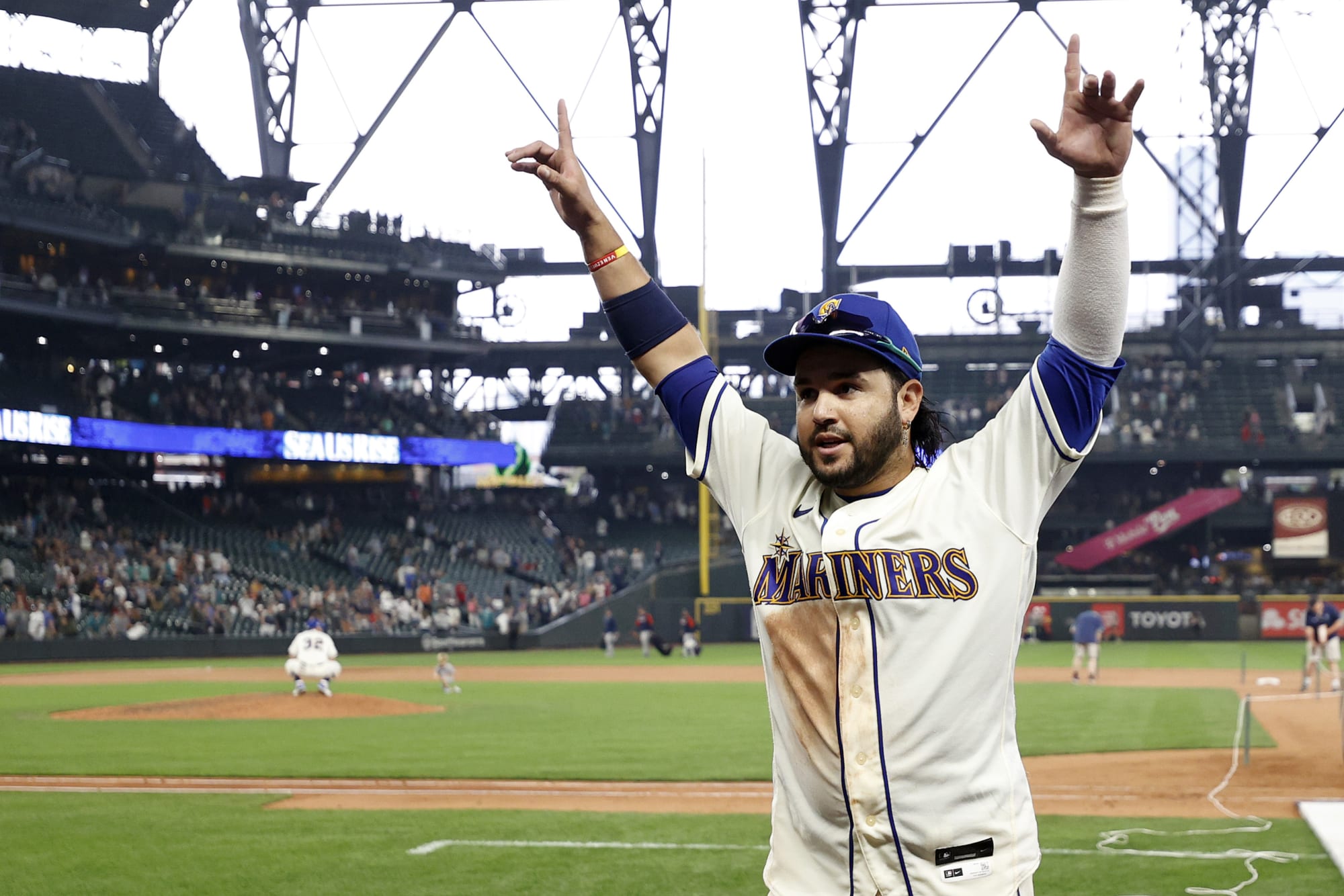 Mariners win wild game against Braves thanks to Julio and Geno