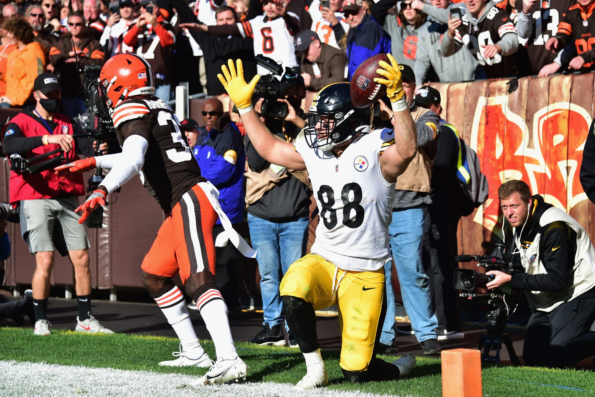 Pat Freiermuth pulls down incredible touchdown for Steelers vs. Browns