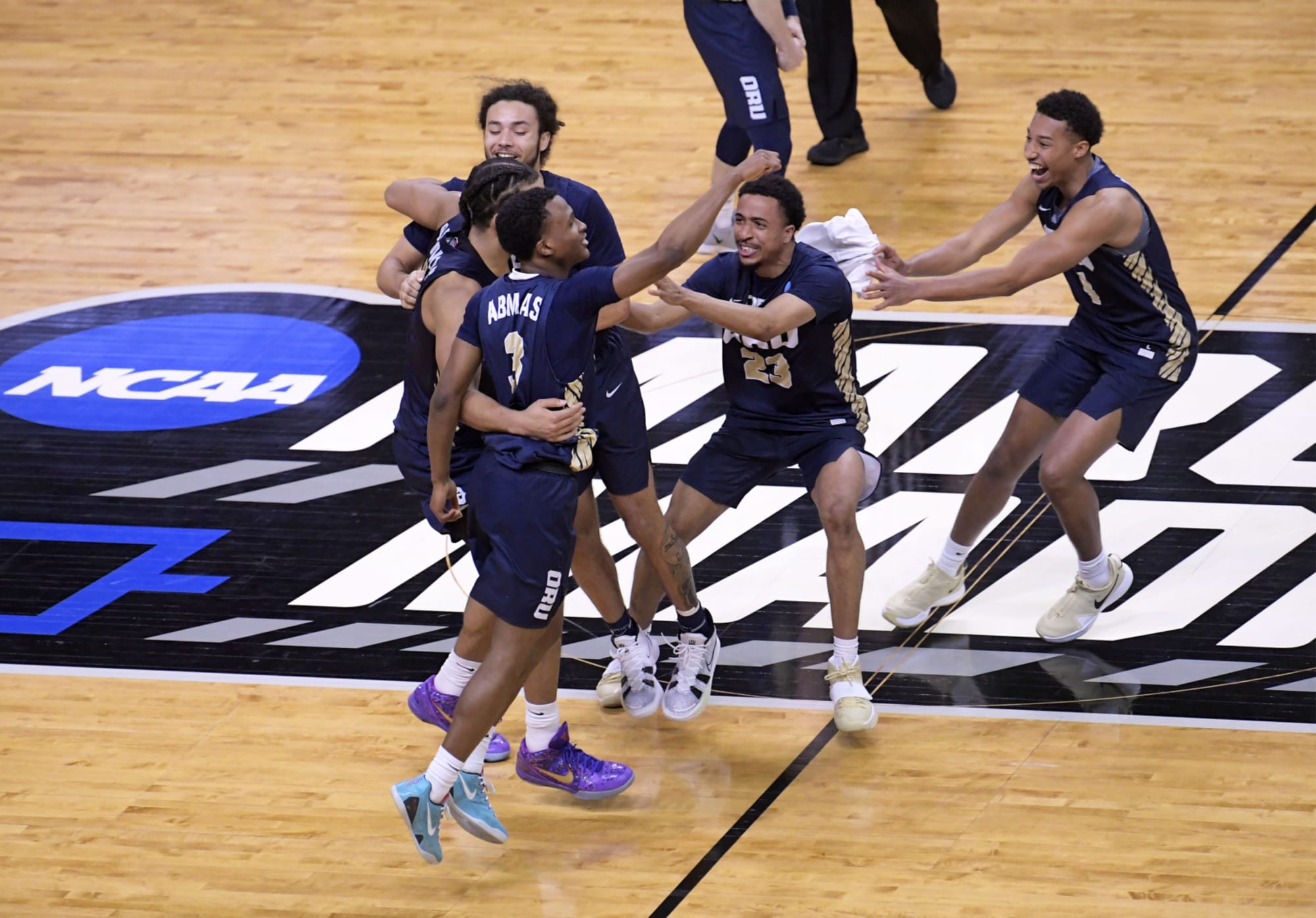 NCAA Tournament 2021: Biggest winners and losers through first 2 rounds